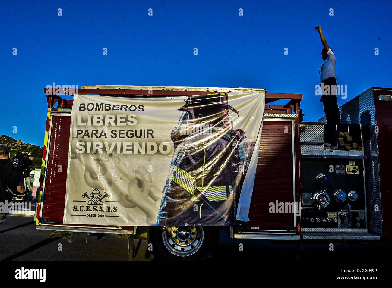 Los bomberos de Hermosillo y sus familias marcharon el miércoles por la tarde en protesta contra las acusaciones de sus colegas procesados por el caso del incendio de la guardería ABC. Miembros del Departamento de Bomberos han sido declarados culpables de la muerte de los niños de la guardería ABC en 2009. La marcha culminó en las ruinas del edificio el 9 de septiembre en Hermosillo, Sonora México .. (Foto: Carlos Baro / Foto Norte ) Bomberos de Hermosillo y sus familias marcharon por la tarde de las miércoles en protesta contra las acusaciones de sus compañeros procesados por el caso del incendiado de la Guardia Foto de stock