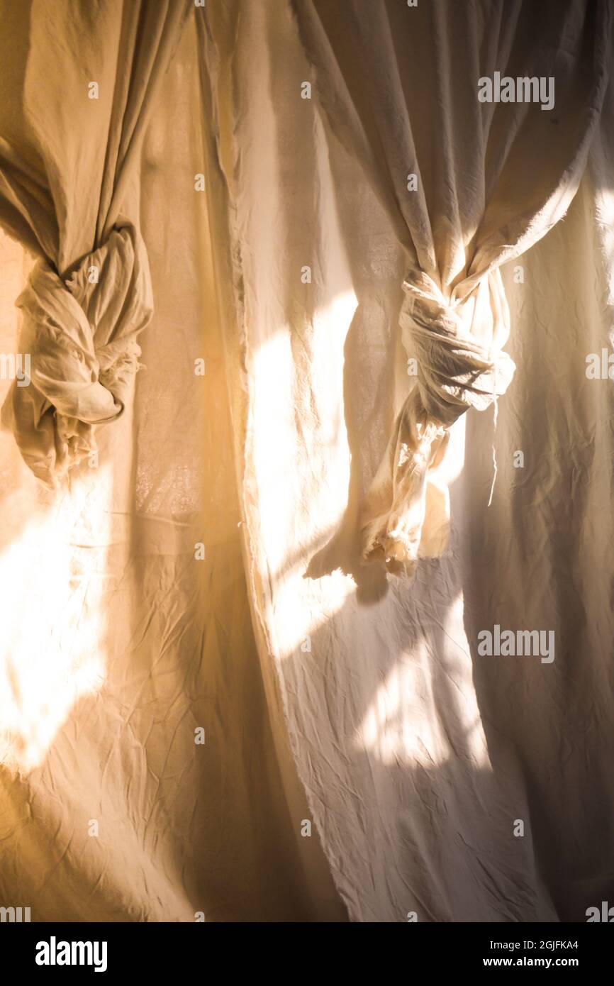 La Luz Del Sol Brilla Sobre Las Cortinas Blancas A Través De La Ventana Del  Acogedor Dormitorio De La Casa. Fotos, retratos, imágenes y fotografía de  archivo libres de derecho. Image 167009240