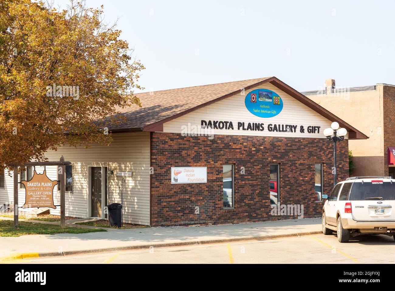 Chamberlain, SD, EE.UU.-24 DE AGOSTO de 2021: Dakota Plains Gallery & Gift shop, con el cartel de 'Dakota Indian Foundation'. Foto de stock