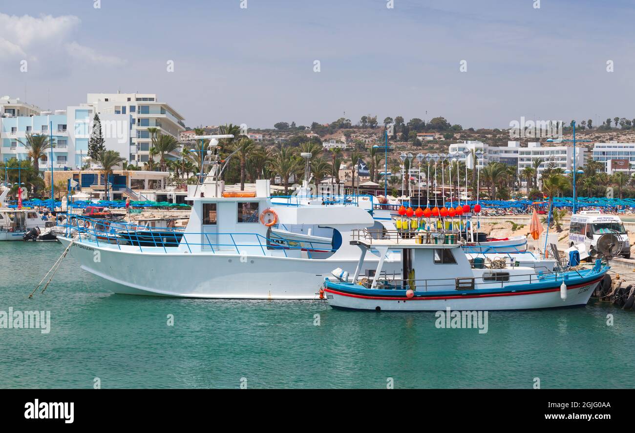 Ayia Napa, Chipre - 12 de junio de 2018: Barcos de pesca están amarrados en el puerto de Agia Napa Foto de stock