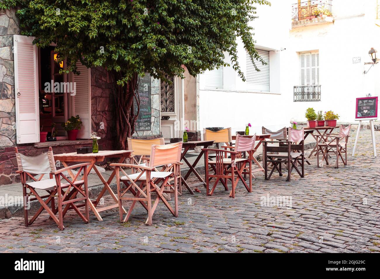 Restaurantes en la calle en Colonia del Sacramento, Uruguay. Restaurante con mesas en la calle en Uruguay. Foto de stock