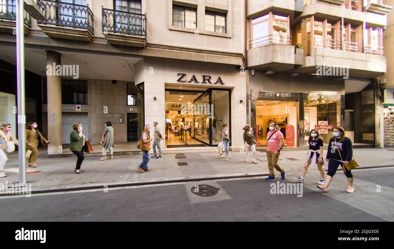 VIGO, ESPAÑA - 23 de agosto de 2021: La fachada de la tienda ZARA en Vigo,  España Fotografía de stock - Alamy