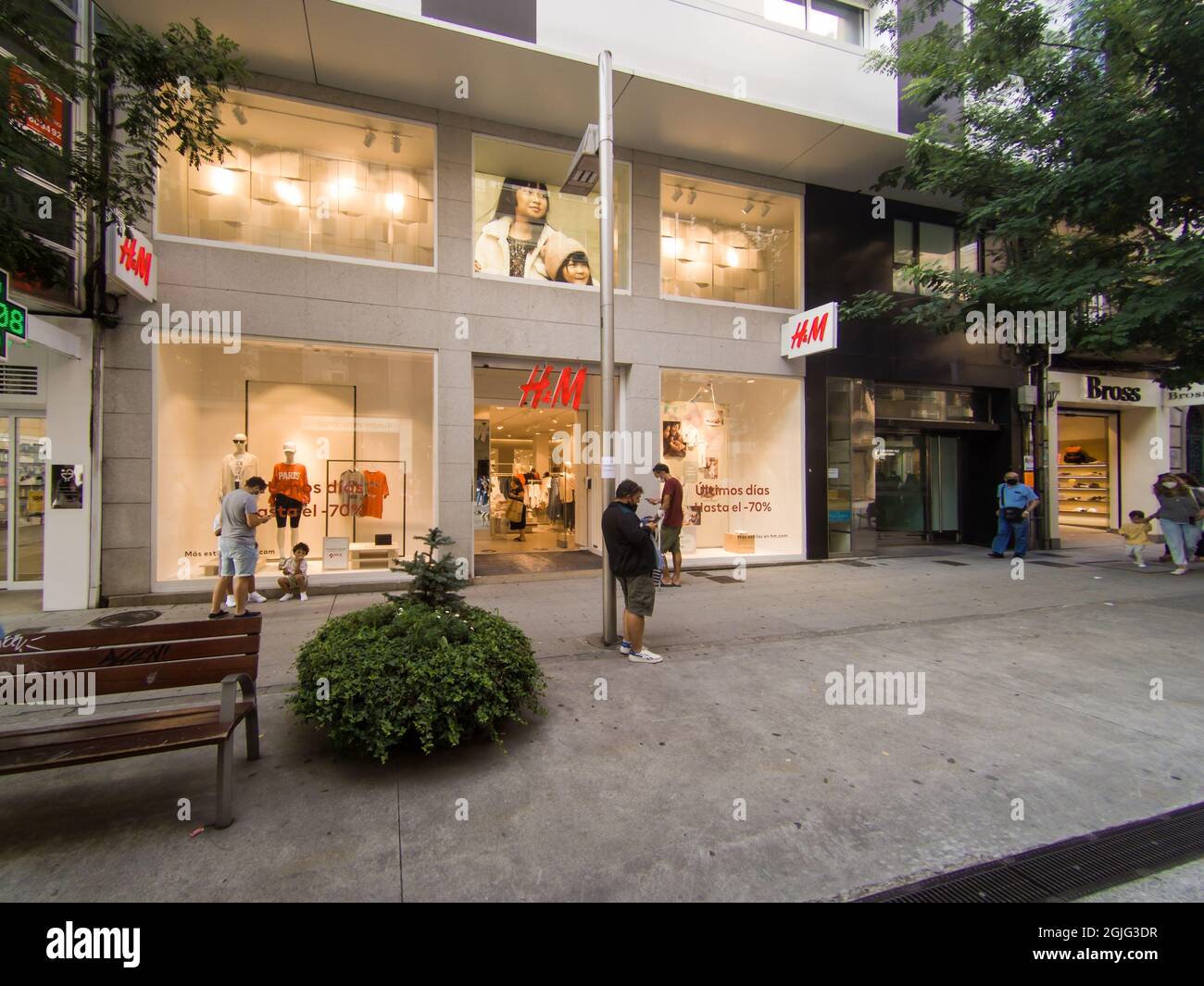 VIGO, ESPAÑA - 23 de agosto de 2021: La fachada de la tienda H&M en Vigo,  España Fotografía de stock - Alamy