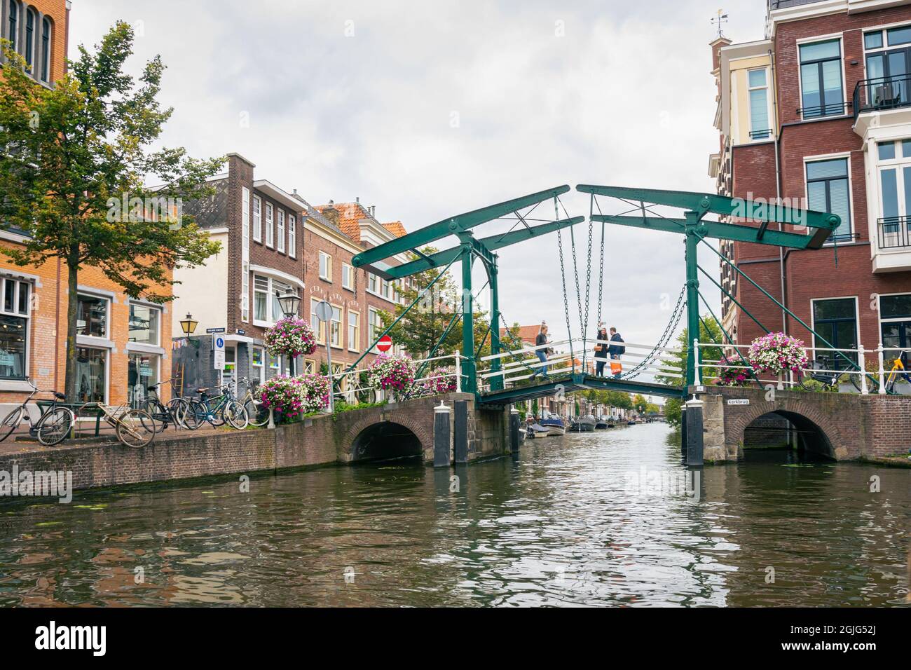 Escena clásica holandesa de la ciudad con puente levadizo y casas a lo largo de un canal. Foto de stock