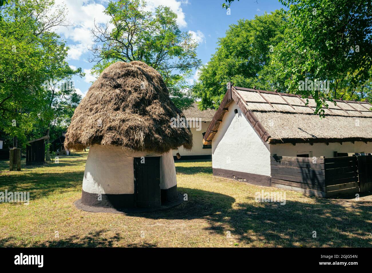 Antiguas casas húngaras en el Parque Nacional del Patrimonio de Ópusztaszer, un museo al aire libre de la historia húngara Foto de stock