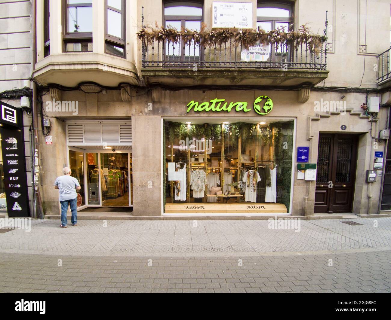 VIGO, ESPAÑA - 23 de agosto de 2021: La fachada de la tienda NATURA  BOUTIQUE en Vigo, España Fotografía de stock - Alamy