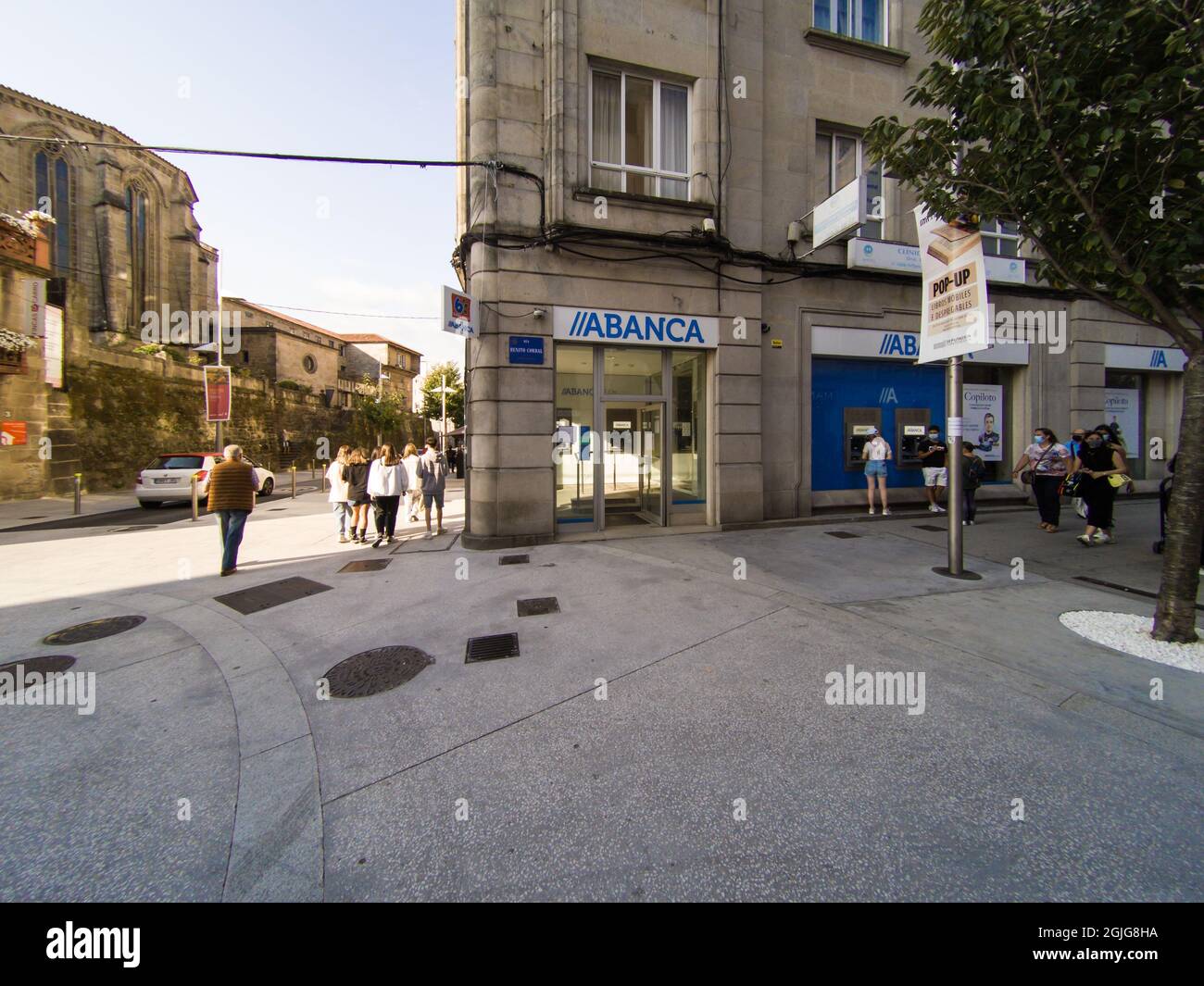 VIGO, ESPAÑA - 23 de agosto de 2021: La fachada de la tienda ABANCA Vigo, España Fotografía de stock - Alamy