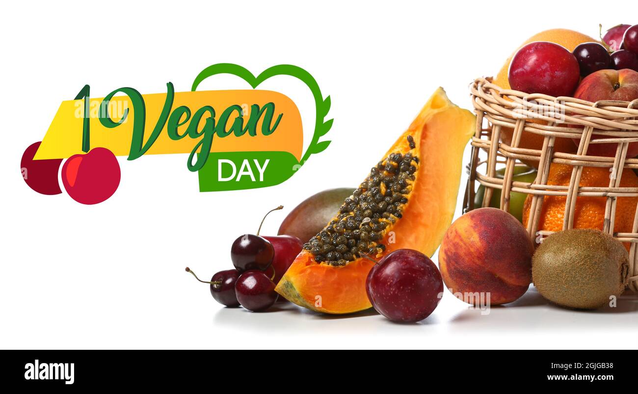 Tarjeta de felicitación para el Día Mundial de los Veganos con fruta fresca Foto de stock