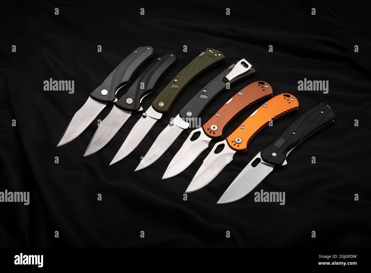 Varios cuchillos de bolsillo plegables sobre un fondo oscuro. Una  herramienta de bolsillo versátil y una herramienta de autodefensa  Fotografía de stock - Alamy