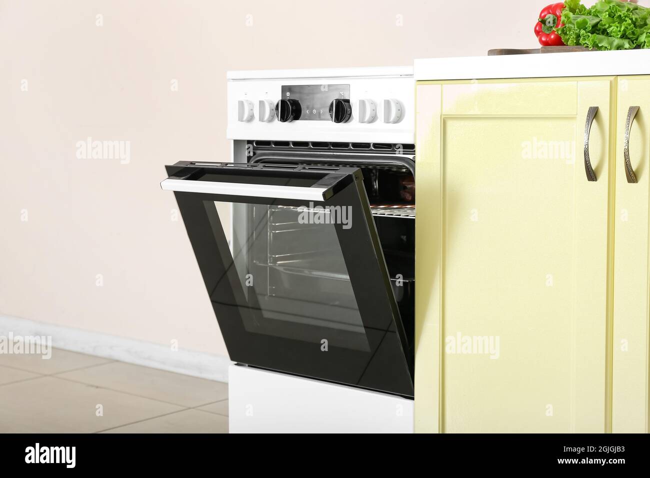Muebles modernos con horno eléctrico cerca de la pared de color Fotografía  de stock - Alamy