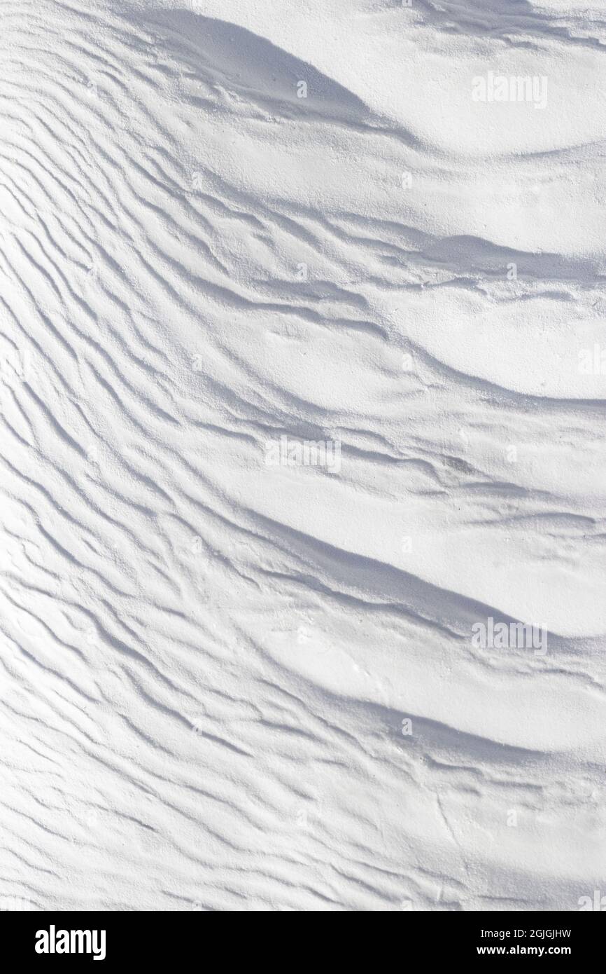 Efecto de textura de las ondas sobre la superficie de la piedra gris-blanca. Pamukkale travertino superficie en Turquía. Foto de stock