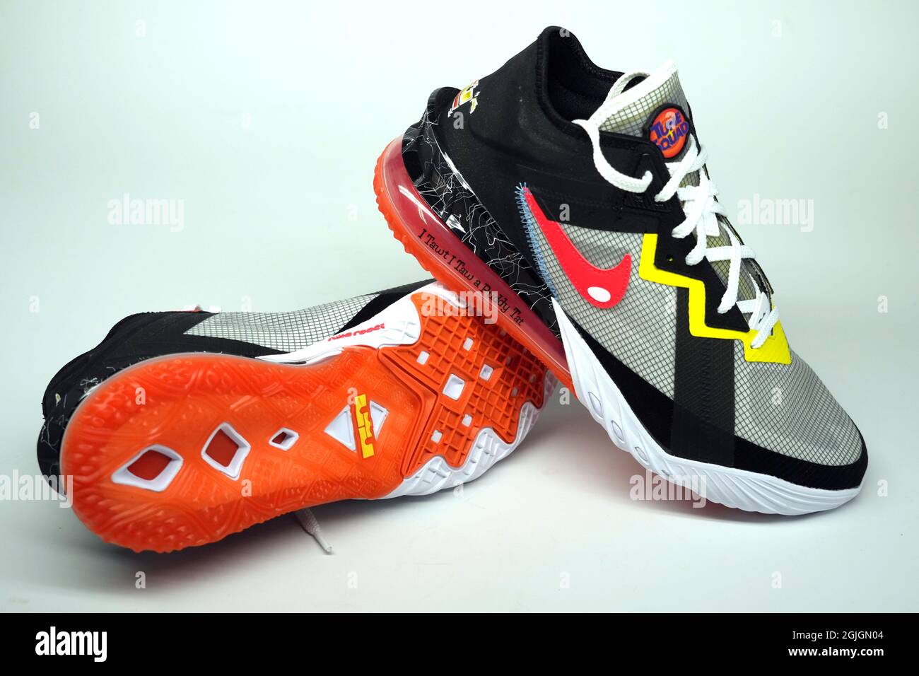 Vista detallada de las zapatillas Nike LeBron 18 Low edición limitada Space Jam 2. Foto a través de crédito: Live News Fotografía de stock - Alamy