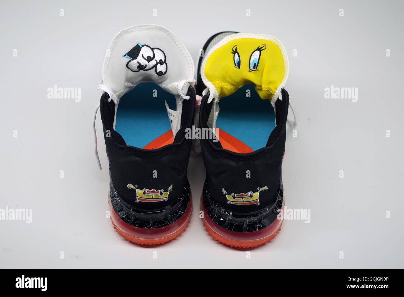 Vista detallada las zapatillas Nike LeBron 18 edición limitada Space Jam Fotografía de stock Alamy