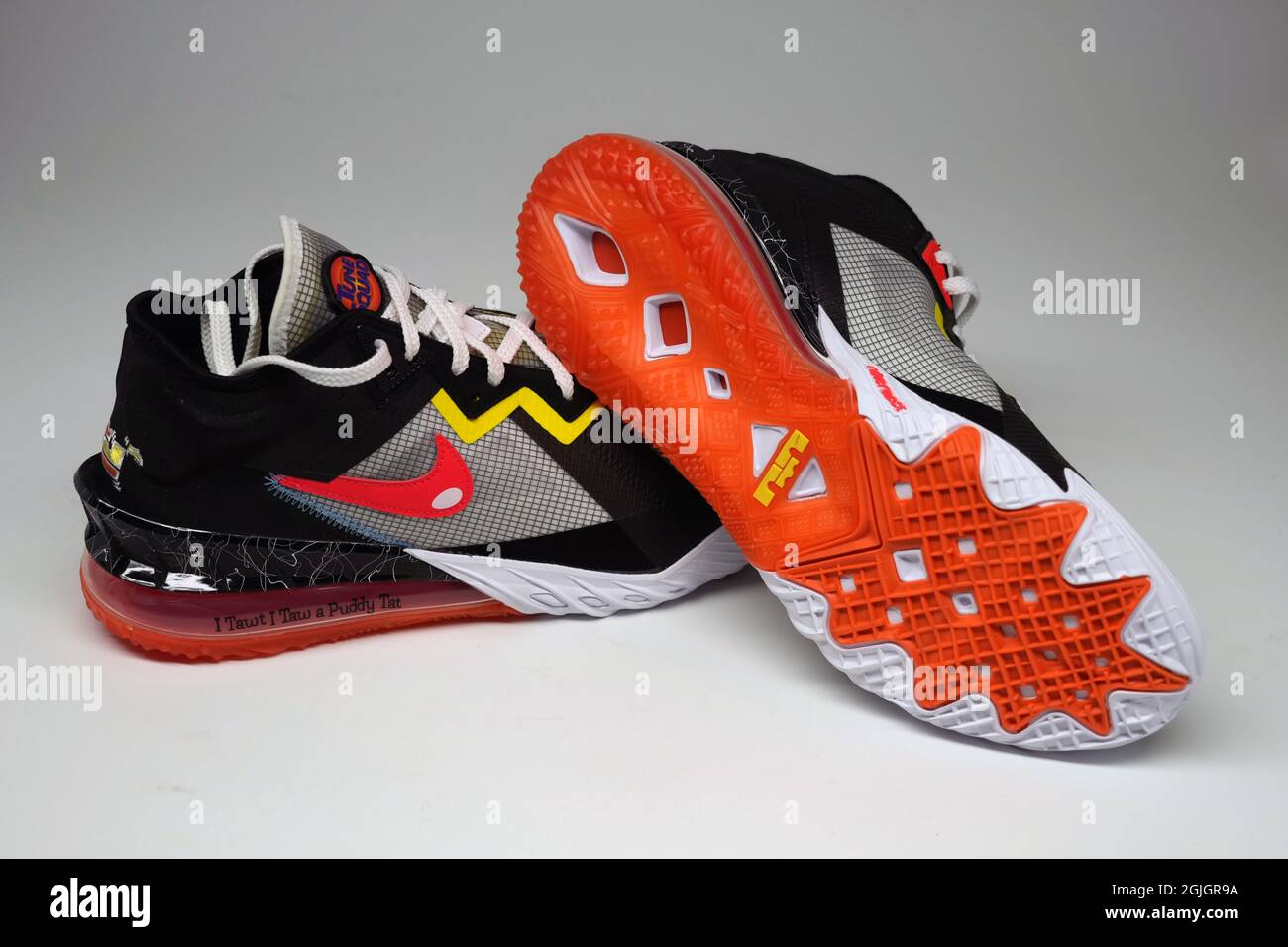 Vista detallada de las zapatillas Nike LeBron 18 Low edición limitada Space  Jam 2 Fotografía de stock - Alamy