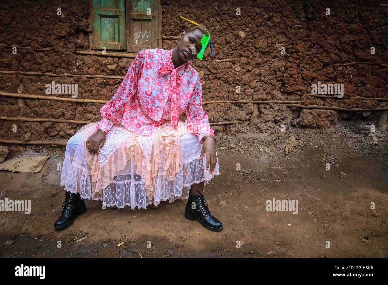 Pheny Aluoch, de 20 años de edad, presenta a la moda en sus coloridos  conjuntos de pijama. El objetivo de este acto es casualise pijamas trajes y  no sólo ganó en la