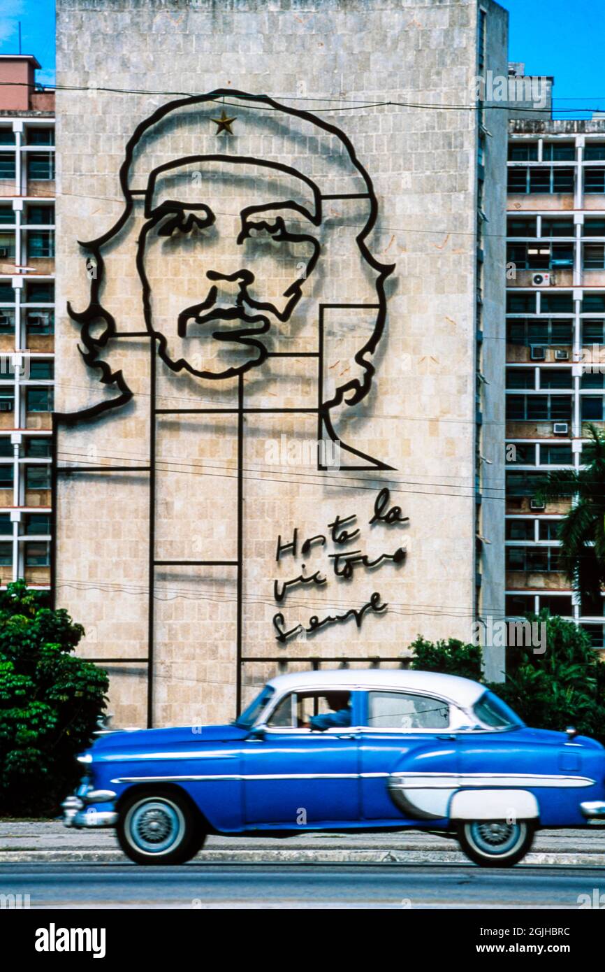Clásico de los años cincuenta coche americano pasando por el mural Che Guevara, La Habana, Cuba Foto de stock