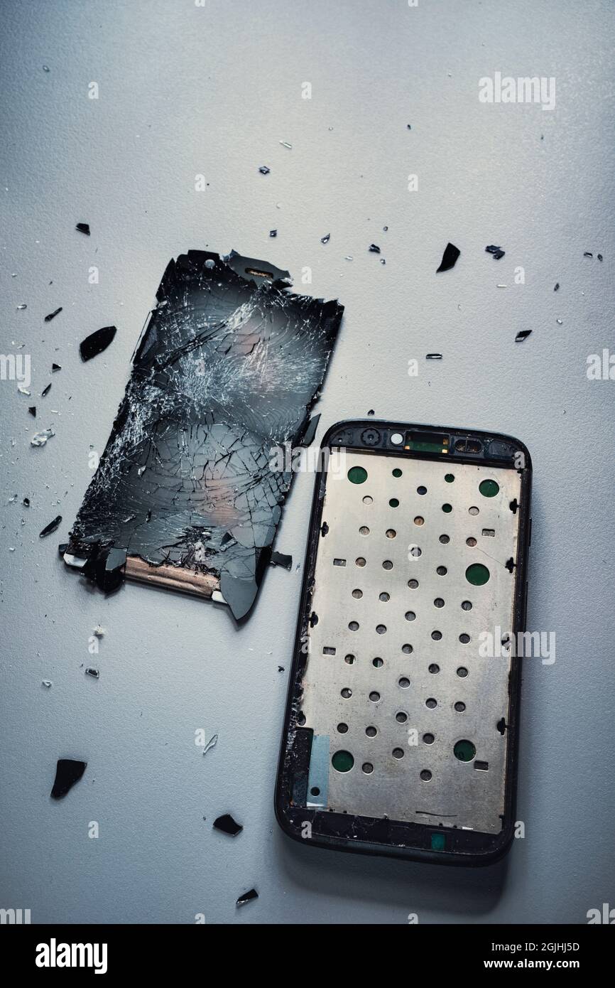 Teléfono móvil destrozado. Foto de stock