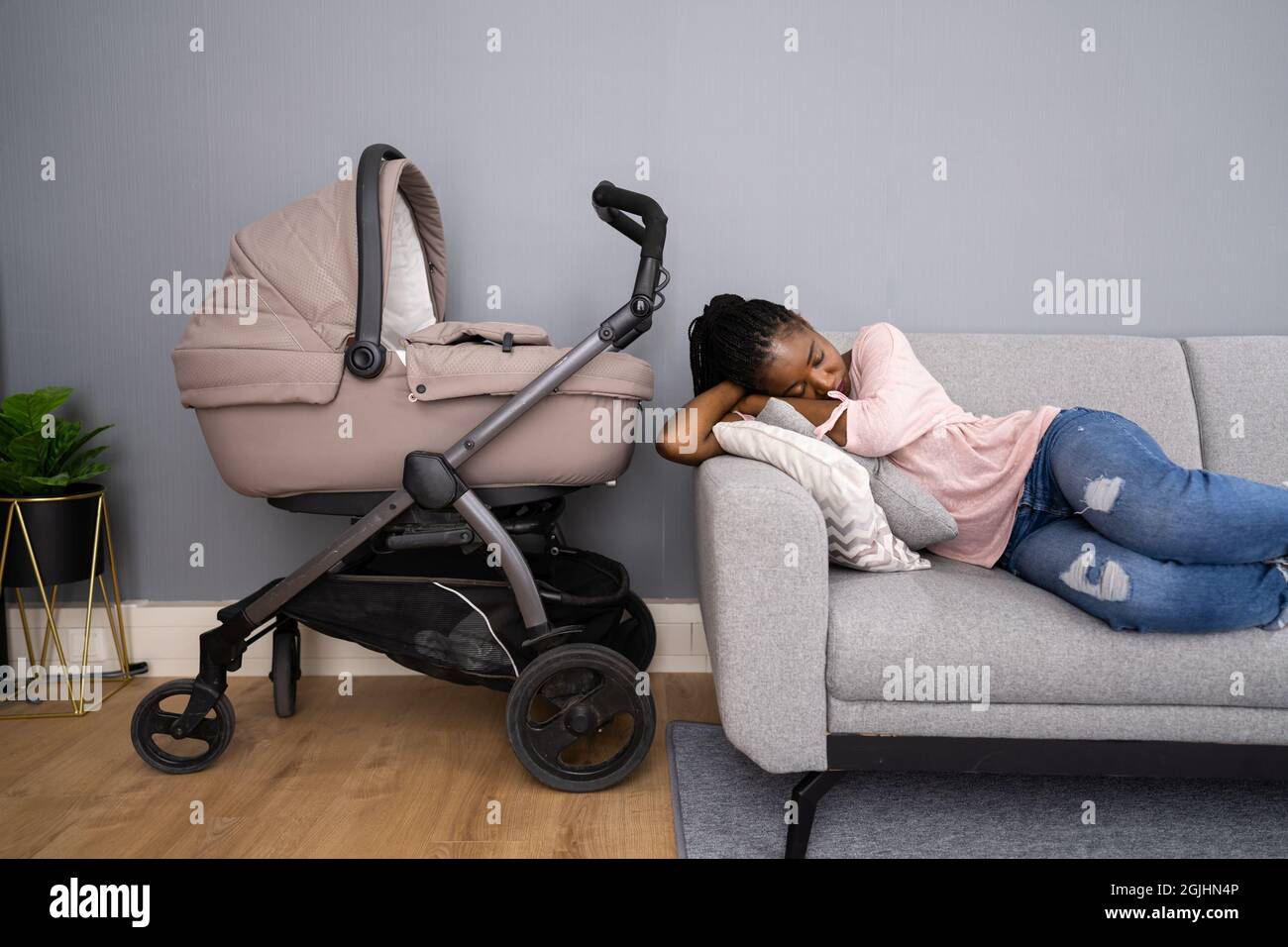 Deprimida Mujer Afroamericana infeliz con Recién Nacido. Mamá frustrada Foto de stock