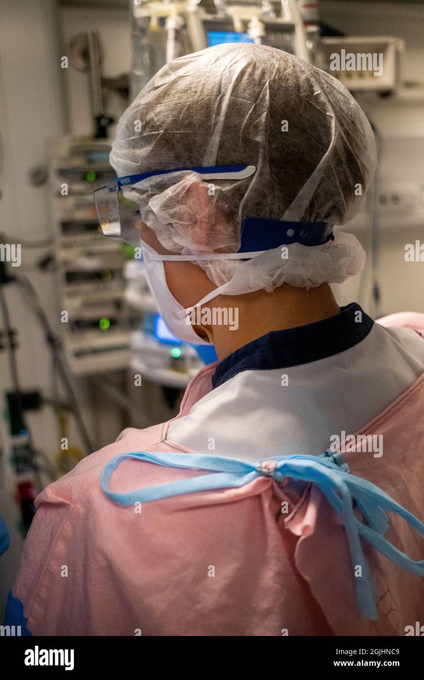 Personal médico de la unidad de cuidados intensivos del hospital de Liege, que está muy afectado por Covid 19. Lieja, Bélgica. Foto de stock