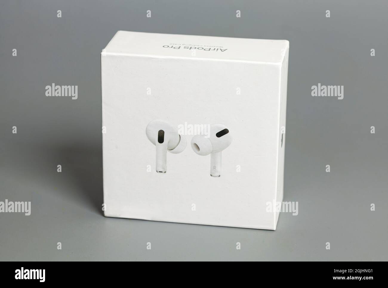 Moscú, Rusia, septiembre de 10,2021: Apple AirPods Pro - auriculares o  auriculares inalámbricos bluetooth Fotografía de stock - Alamy