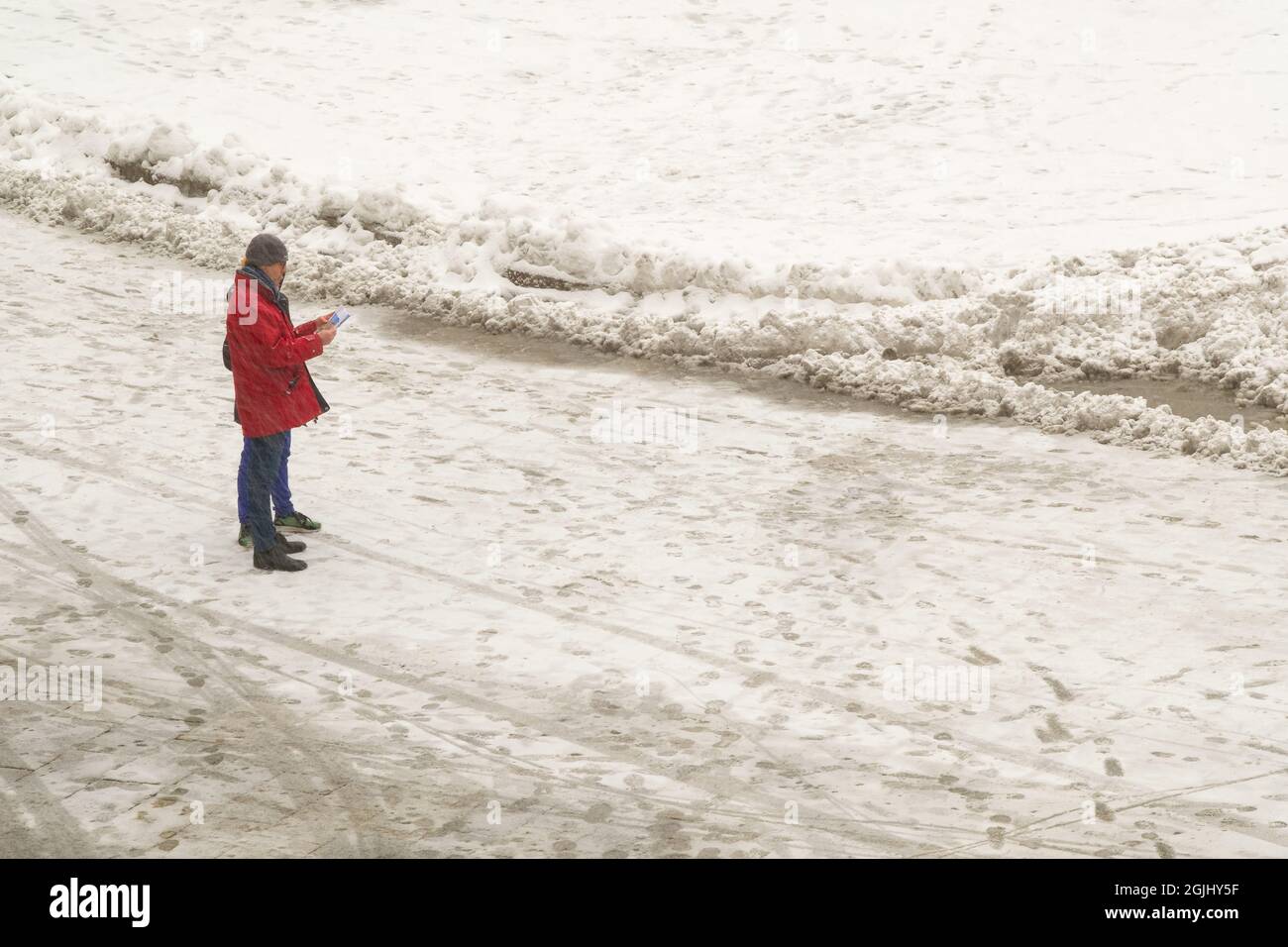 Bolonia, Italia. 01st Mar, 2018. Un paseo turístico por Piazza Maggiore cubierto de nieve. La 'Bestia del Este', un tiempo inusualmente frío y nevado, s Foto de stock