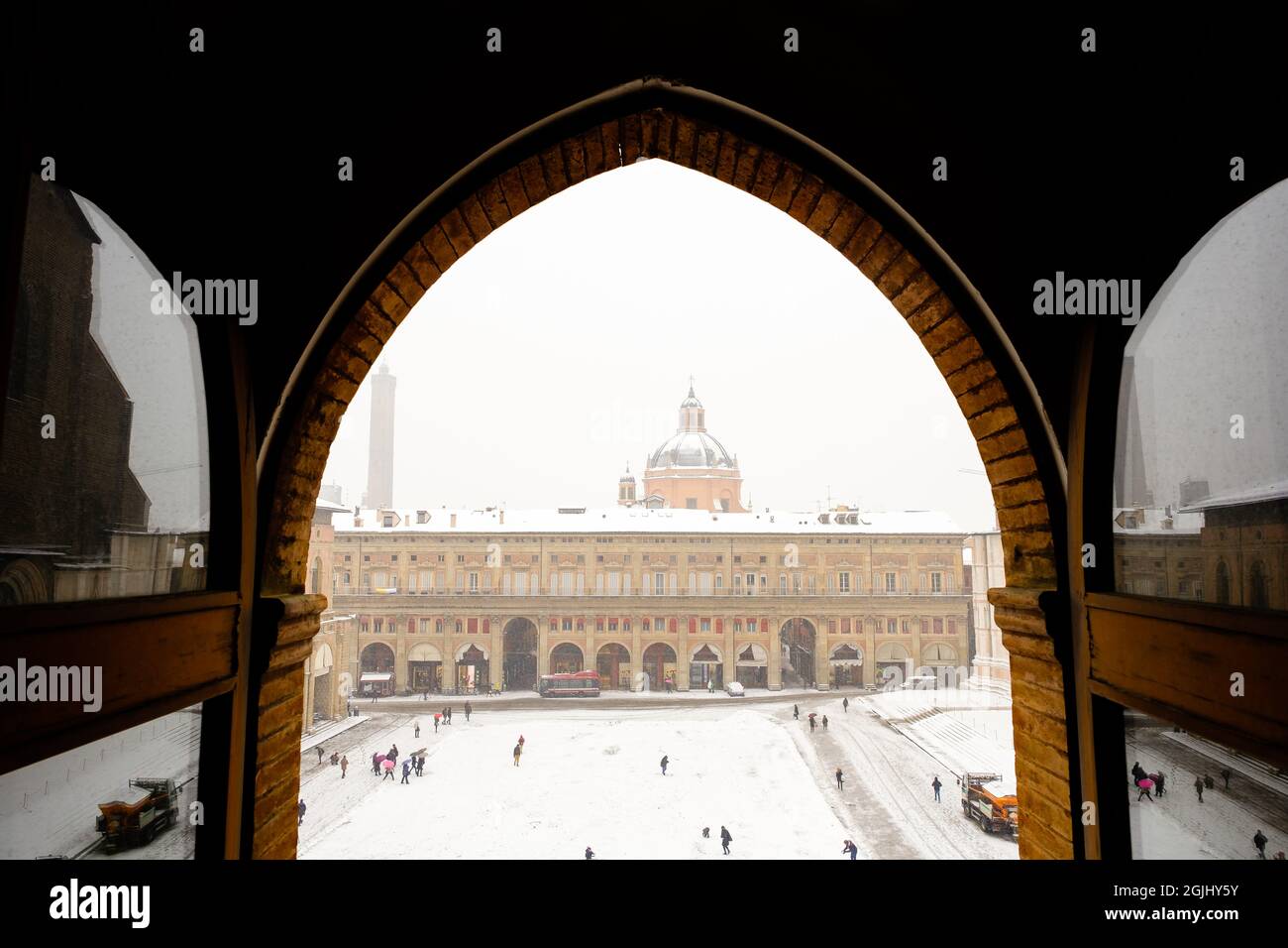 Bolonia, Italia. 01st Mar, 2018. Vista genérica de la Piazza Maggiore cubierta de nieve. La 'Bestia del Este', un clima inusualmente frío y nevado, Foto de stock