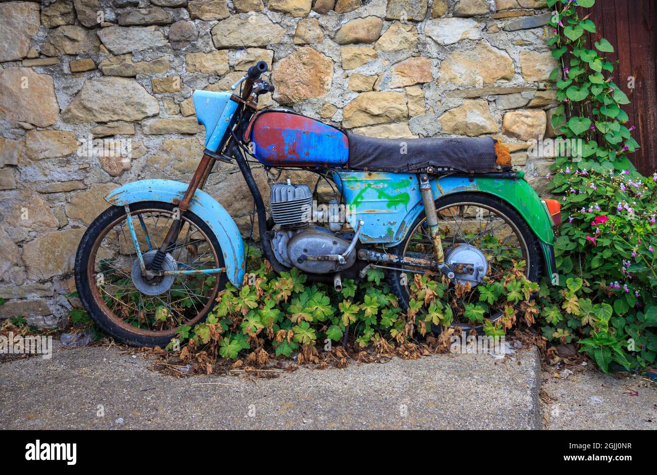 Calle oxidada vieja moto sucia fotografías e imágenes de alta resolución -  Alamy