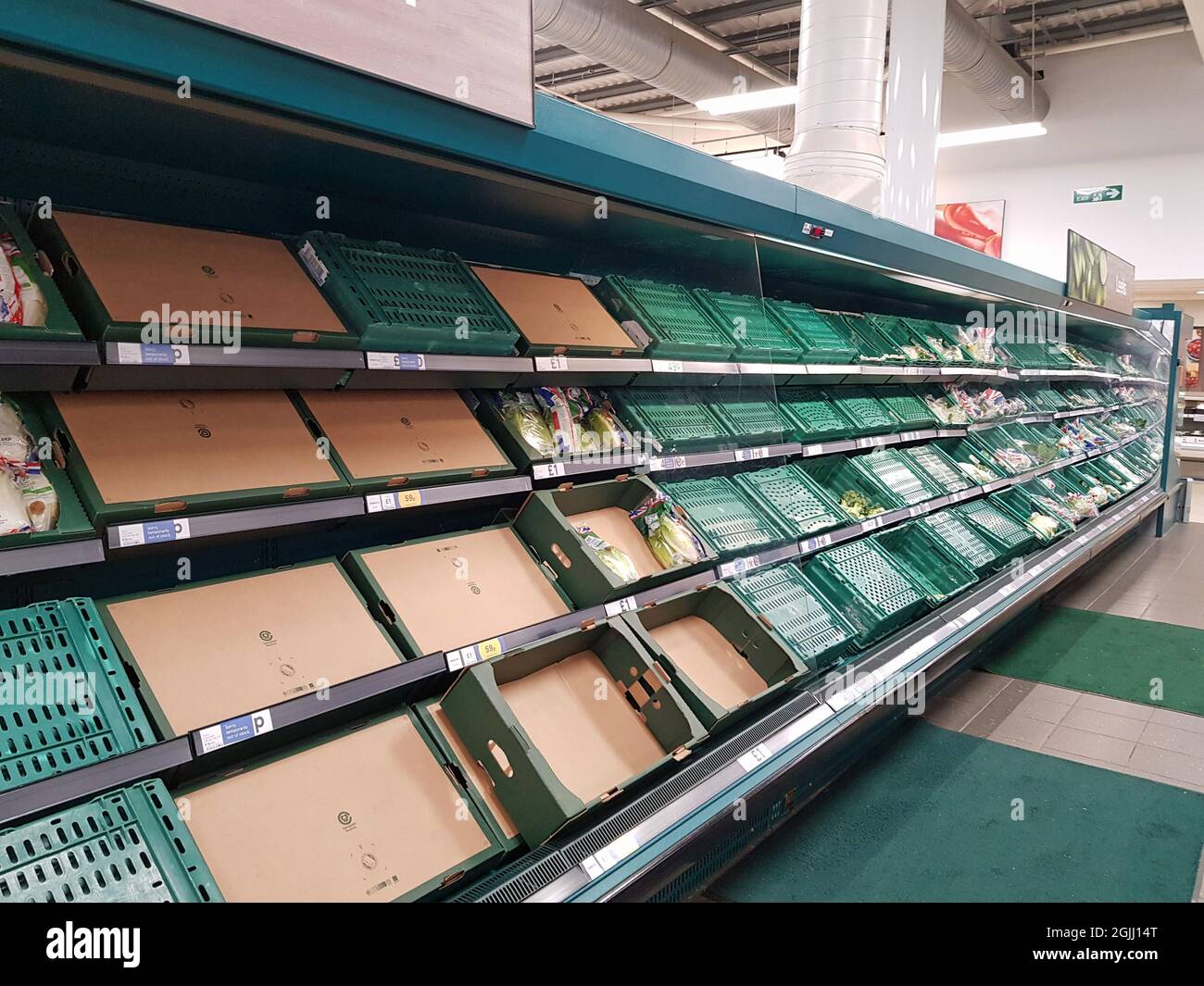 Foto del archivo fechada el 29/08/21 de estantes vacíos en Tesco Extra cerca de Worthing, West Sussex. El jefe de la Federación de Alimentos y Bebidas ha dicho que los días en que los consumidores del Reino Unido podrían esperar recoger casi cualquier producto que quieran en las estanterías de los supermercados han terminado. Ian Wright, director ejecutivo del organismo, dijo que la escasez de conductores de camiones se debe en parte a que se trasladan a minoristas en línea y comienzan a entregar para Amazon y Tesco. Fecha de emisión: Viernes 10 de septiembre de 2021. Foto de stock