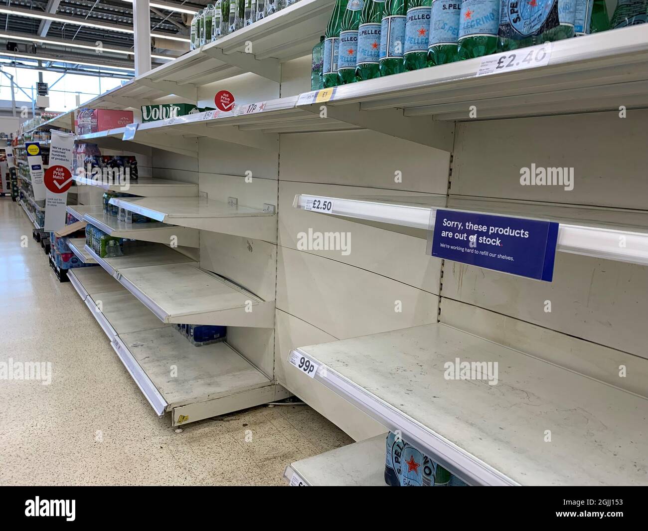 Foto del archivo fechada el 23/07/21 de estantes vacíos en el pasillo de agua de la tienda Tesco en St Rollox en Glasgow. El jefe de la Federación de Alimentos y Bebidas ha dicho que los días en que los consumidores del Reino Unido podrían esperar recoger casi cualquier producto que quieran en las estanterías de los supermercados han terminado. Ian Wright, director ejecutivo del organismo, dijo que la escasez de conductores de camiones se debe en parte a que se trasladan a minoristas en línea y comienzan a entregar para Amazon y Tesco. Fecha de emisión: Viernes 10 de septiembre de 2021. Foto de stock