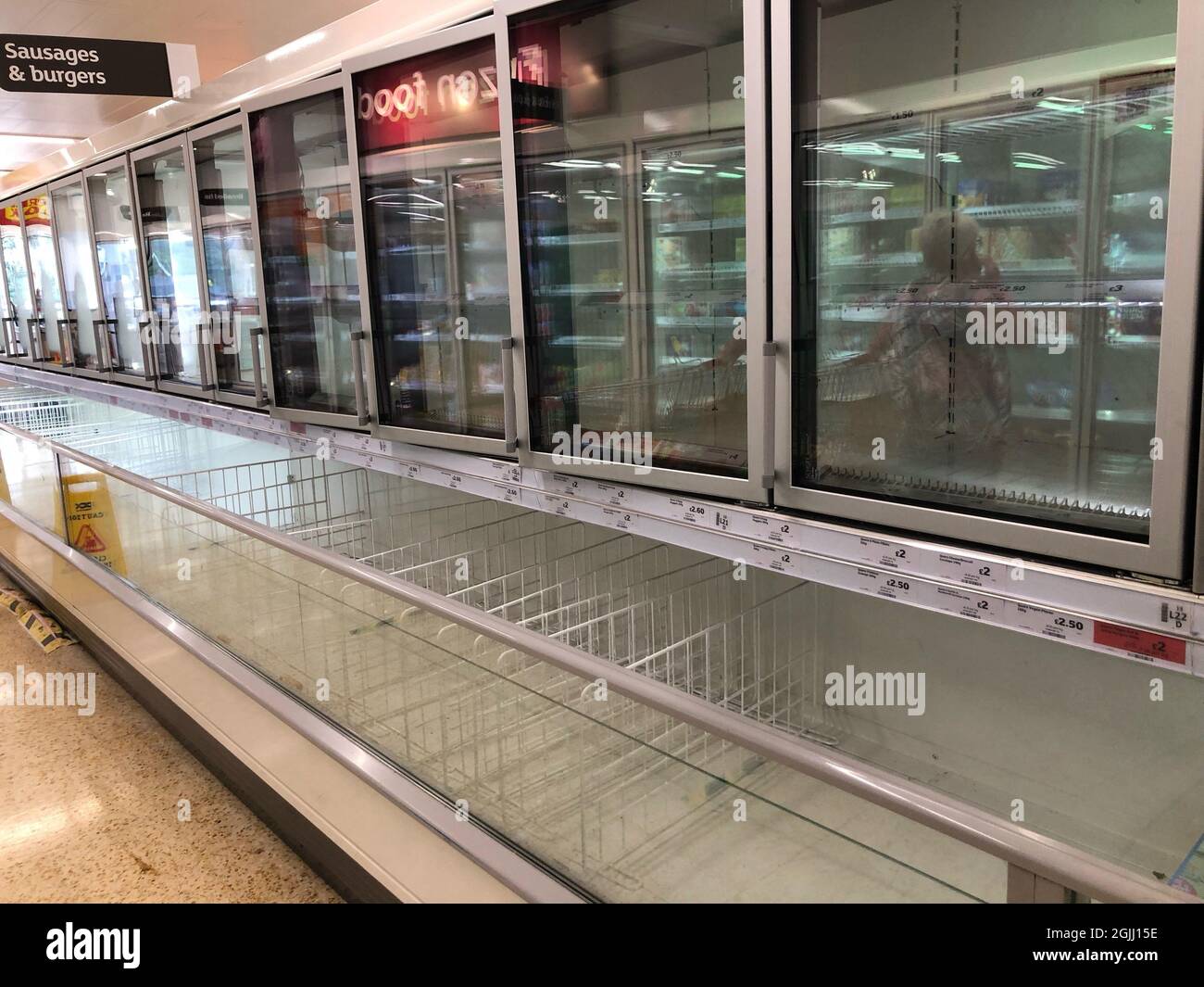Foto del archivo fechada el 22/07/21 de estantes vacíos en la sección de salchichas y hamburguesas del pasillo del congelador en el supermercado Sainsbury en el Centro Arnison, Durham. El jefe de la Federación de Alimentos y Bebidas ha dicho que los días en que los consumidores del Reino Unido podrían esperar recoger casi cualquier producto que quieran en las estanterías de los supermercados han terminado. Ian Wright, director ejecutivo del organismo, dijo que la escasez de conductores de camiones se debe en parte a que se trasladan a minoristas en línea y comienzan a entregar para Amazon y Tesco. Fecha de emisión: Viernes 10 de septiembre de 2021. Foto de stock
