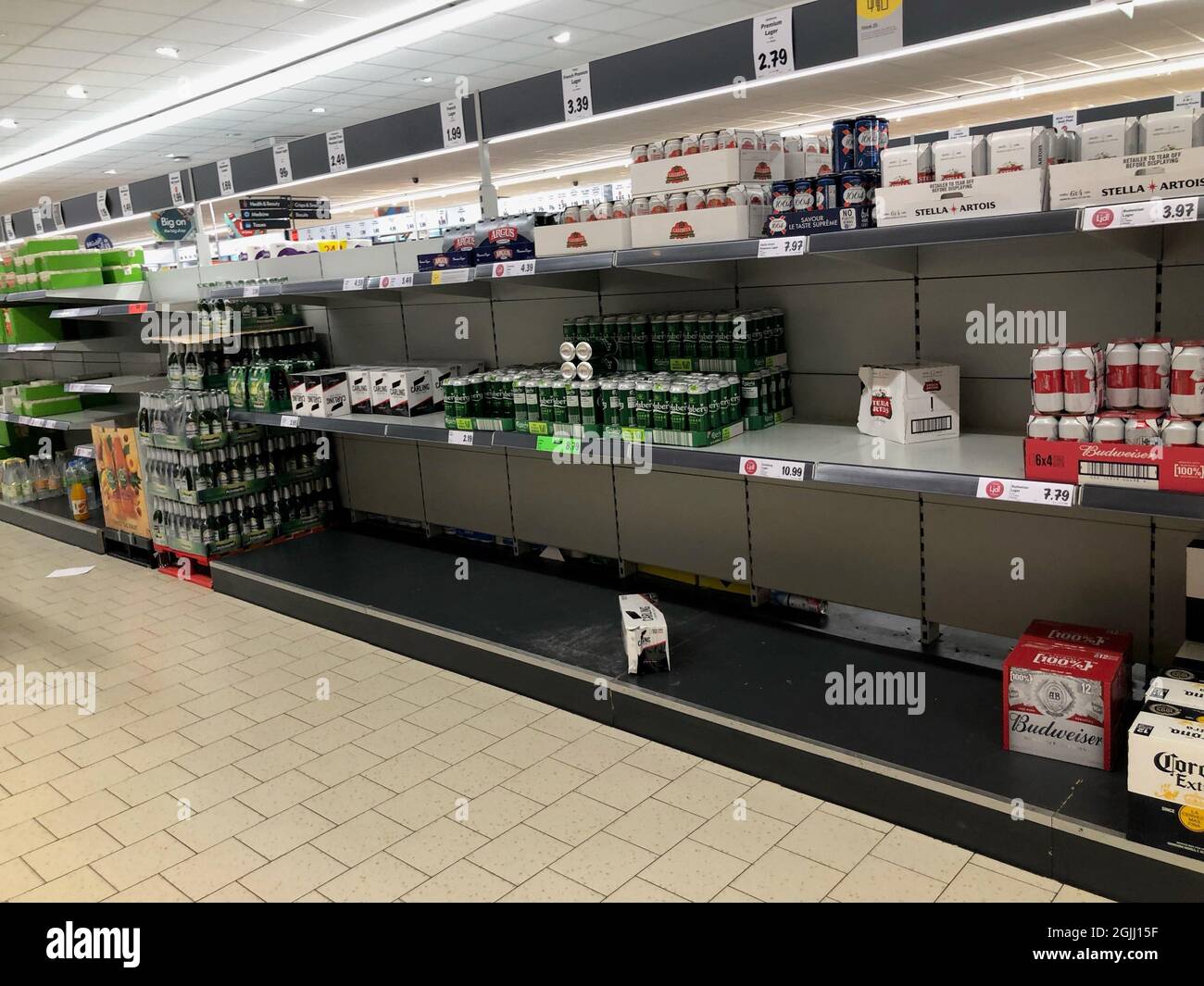 Foto del archivo fechada el 22/07/21 de estantes vacíos en el Lidl en Pity Me, Durham. El jefe de la Federación de Alimentos y Bebidas ha dicho que los días en que los consumidores del Reino Unido podrían esperar recoger casi cualquier producto que quieran en las estanterías de los supermercados han terminado. Ian Wright, director ejecutivo del organismo, dijo que la escasez de conductores de camiones se debe en parte a que se trasladan a minoristas en línea y comienzan a entregar para Amazon y Tesco. Fecha de emisión: Viernes 10 de septiembre de 2021. Foto de stock