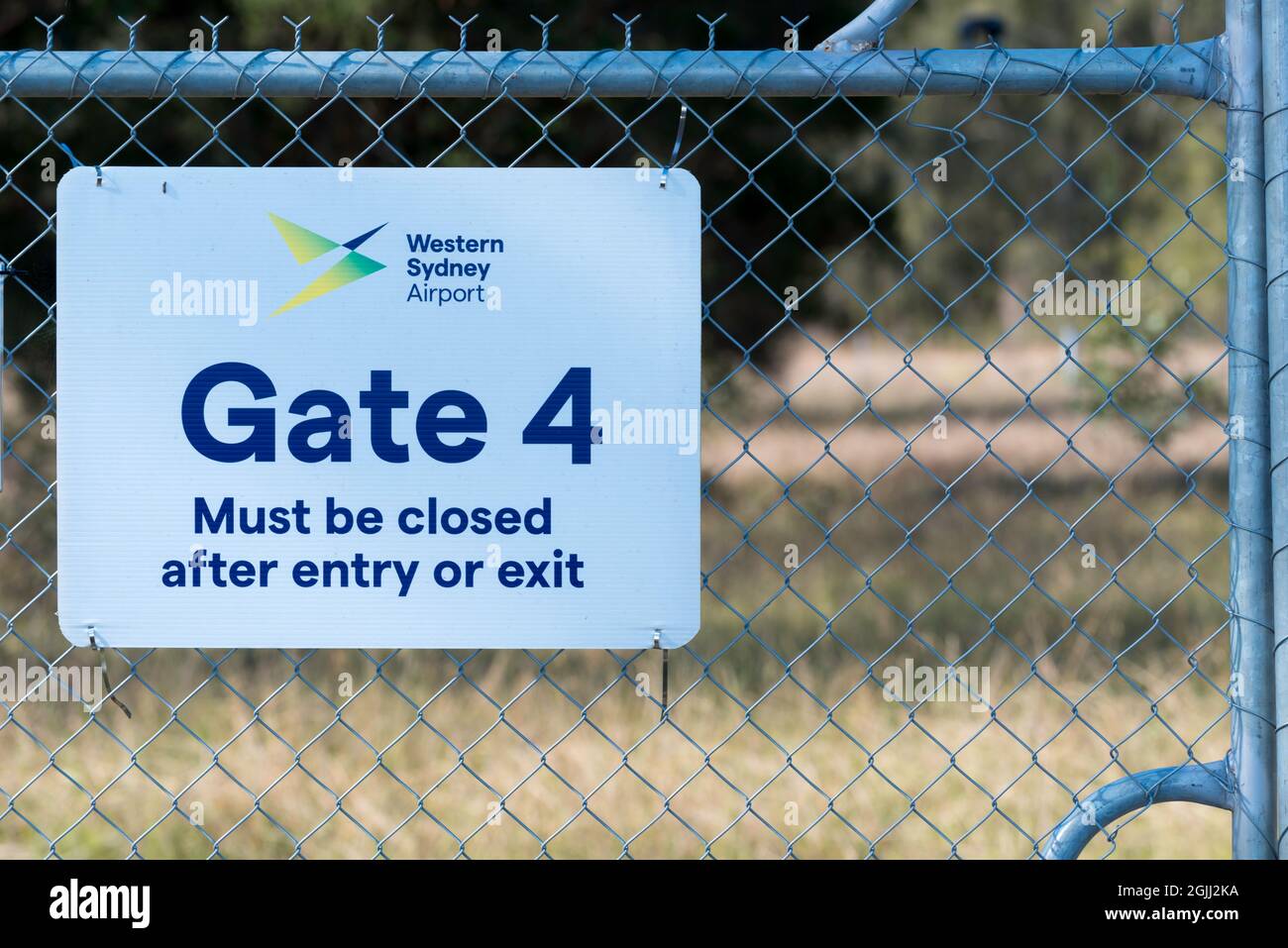 Una señal de advertencia e identificación en una de las puertas que rodean el nuevo aeropuerto internacional Western Sydney (Nancy Bird Walton) que abrirá en 2026 Foto de stock