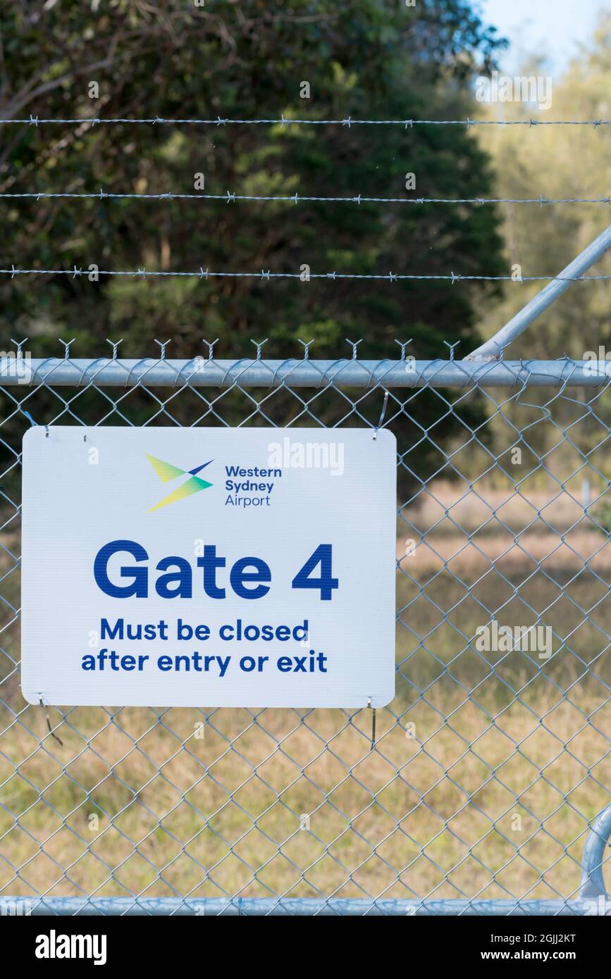 Una señal de advertencia e identificación en una de las puertas que rodean el nuevo aeropuerto internacional Western Sydney (Nancy Bird Walton) que abrirá en 2026 Foto de stock