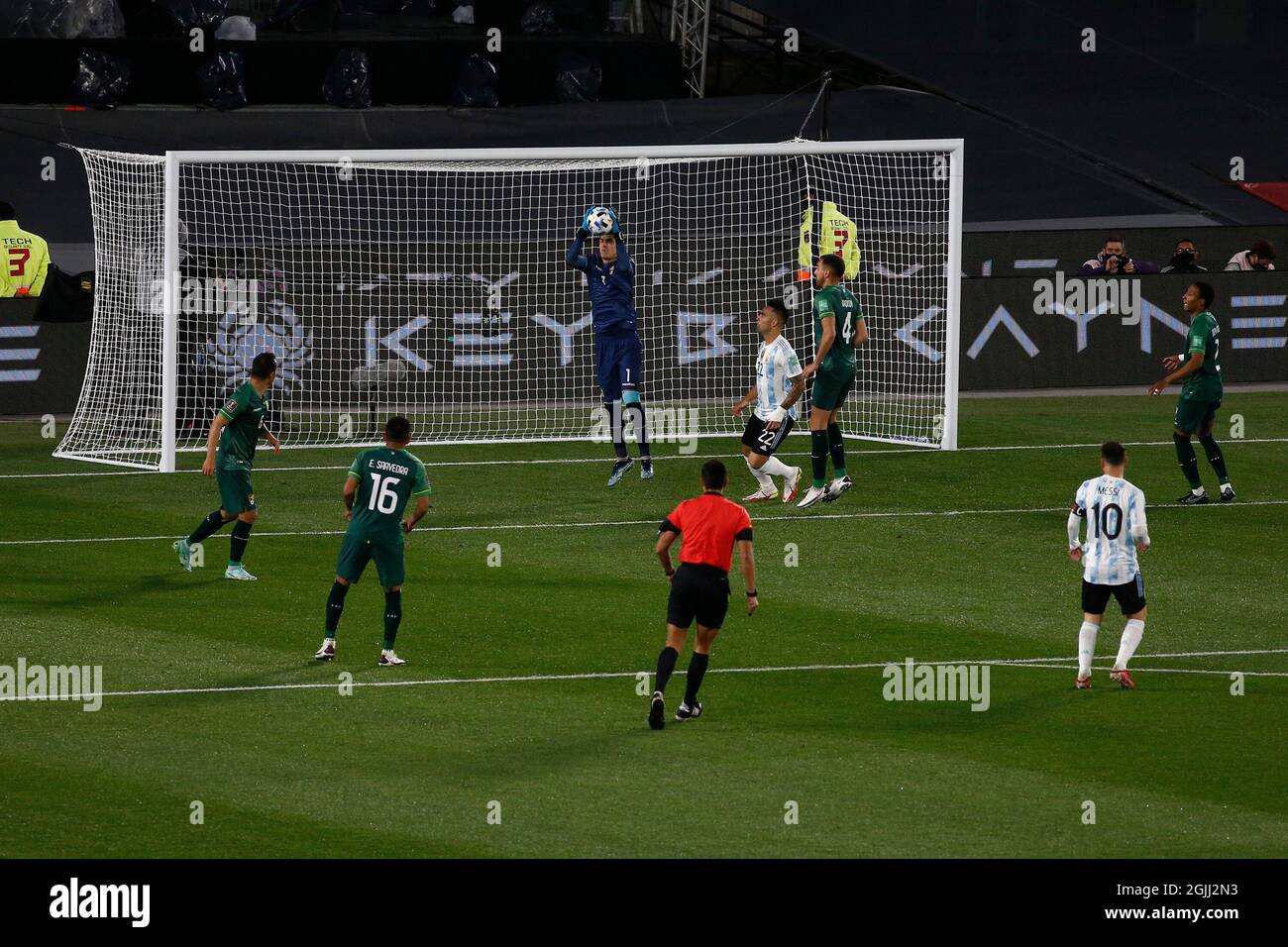 Buenos Aires, Argentina. 09th de Sep de 2021. BUENOS AIRES - 9 DE SEPTIEMBRE: El portero Carlos Lampe (1) de Bolivia se encarga de la pelota durante un partido entre Argentina y Bolivia como parte de los Calificadores Sudamericanos para Qatar 2022 en el Estadio Monumental Antonio Vespucio Liberti el 9 de septiembre de 2021 en Buenos Aires, Argentina. (Foto por Florencia Tan Jun/PxImages) Crédito: PX Images/Alamy Live News Foto de stock