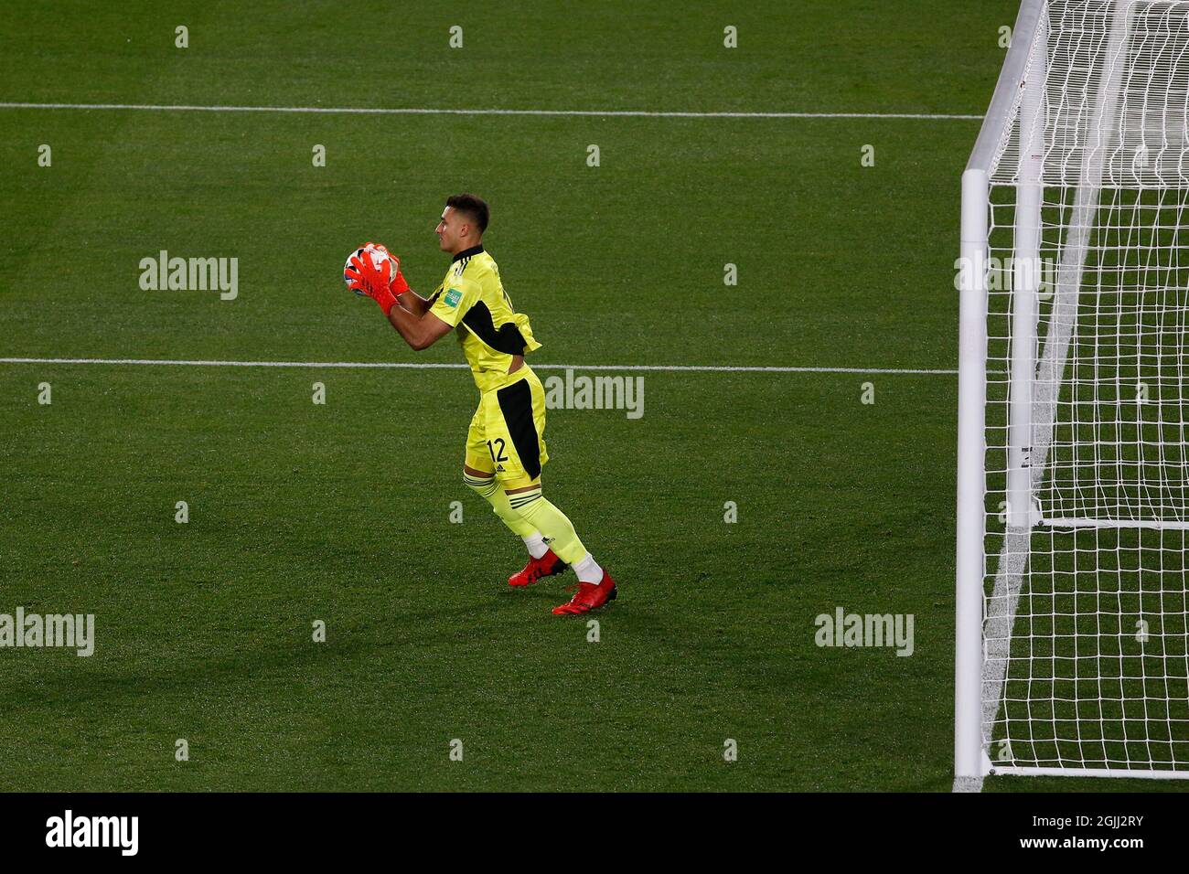 Buenos Aires, Argentina. 09th de Sep de 2021. BUENOS AIRES - 9 DE SEPTIEMBRE: El portero Juan Musso (12) de Argentina se encarga de la pelota durante un partido entre Argentina y Bolivia como parte de los Calificadores Sudamericanos para Qatar 2022 en el Estadio Monumental Antonio Vespucio Liberti el 9 de septiembre de 2021 en Buenos Aires, Argentina. (Foto por Florencia Tan Jun/PxImages) Crédito: PX Images/Alamy Live News Foto de stock