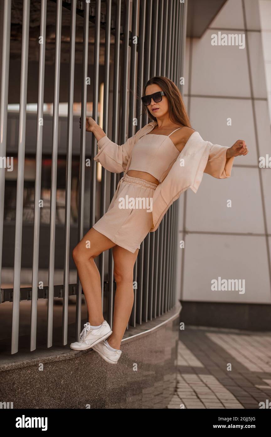 Una mujer joven y elegante con ropa de color beige Fotografía de stock -  Alamy