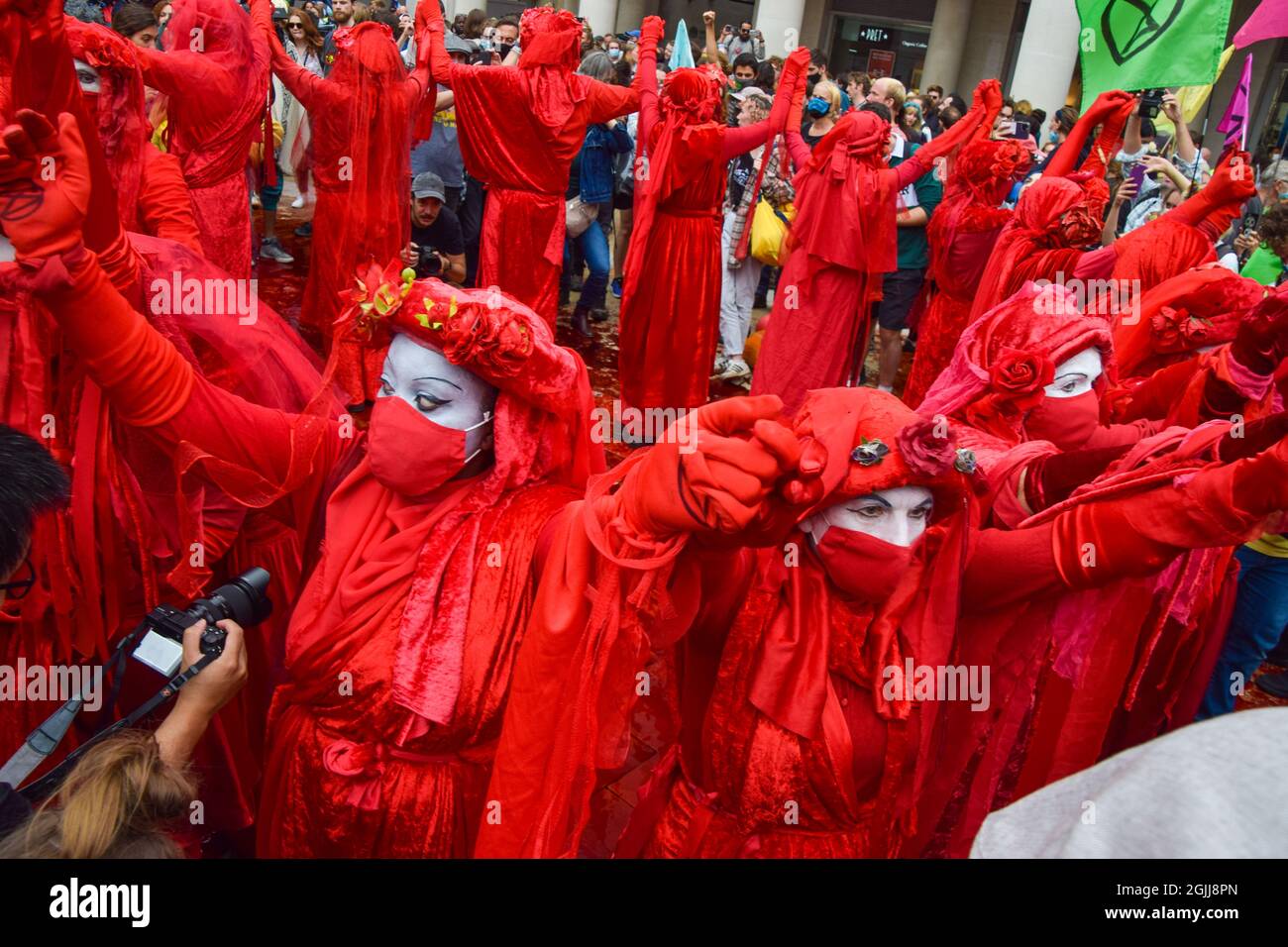 Londres, Reino Unido. 27th de agosto de 2021. Extinción Brigada de Rebelión Roja en la Plaza Paternoster. Los manifestantes se reunieron en el exterior de la Bolsa de Londres como parte de su Marcha Blood Money, apuntando a la Ciudad de Londres. Foto de stock