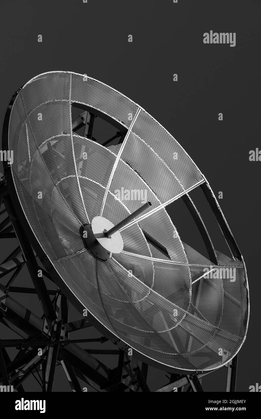Disco de antena de telecomunicaciones dañado Foto de stock