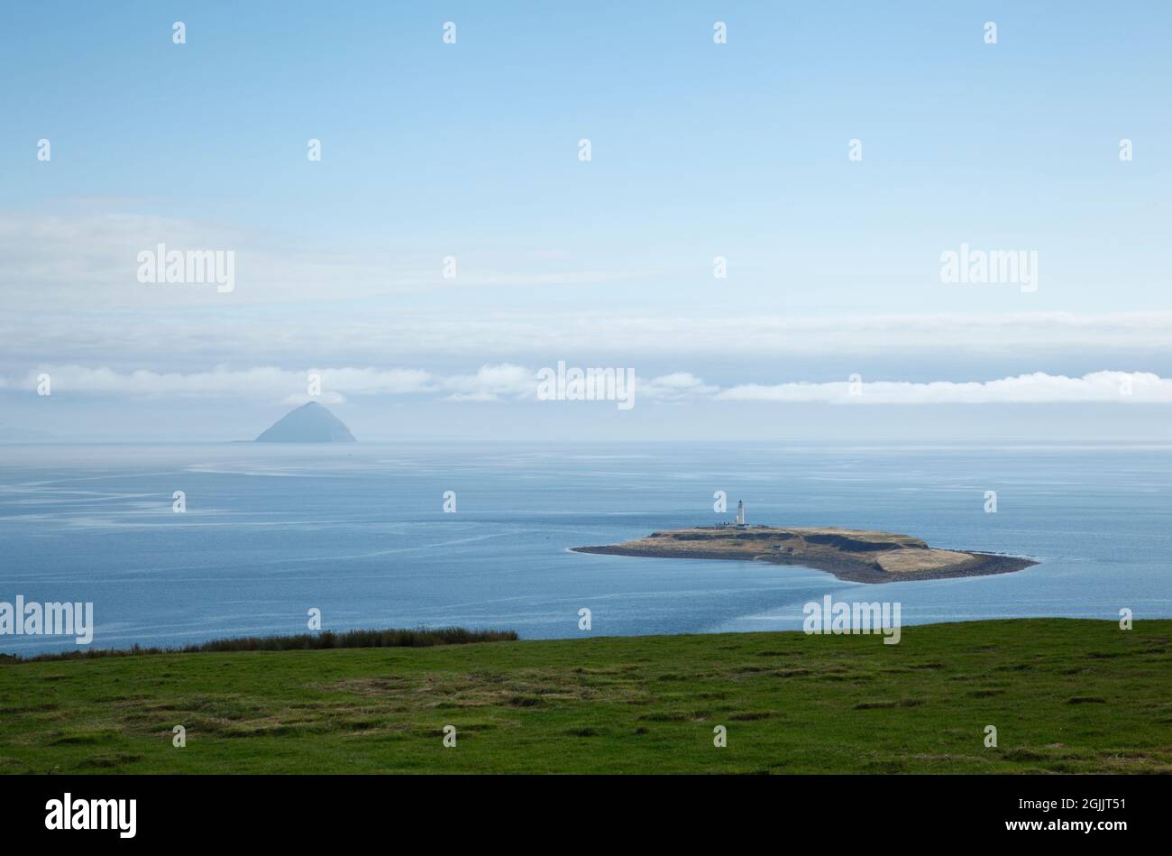 La Isla de Pladda con Ailsa Craig en la distancia. Isla de Arran, Escocia, Reino Unido. Foto de stock