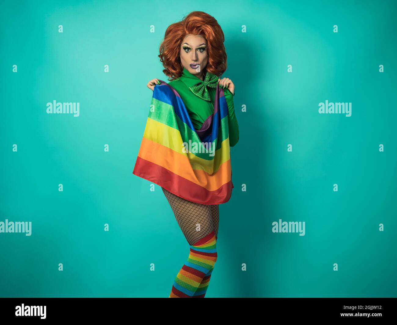 Feliz Drag reina celebrando el orgullo gay sosteniendo la bandera del arco iris - LGBTQ concepto de comunidad social Foto de stock