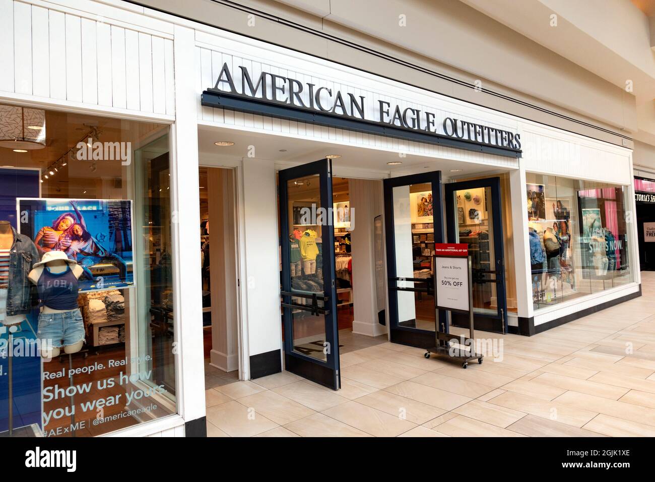 La entrada a la tienda American Eagle Outfitters Shop, que vende ropa  elegante para jóvenes. Roseville Minnesota MN EE.UU Fotografía de stock -  Alamy