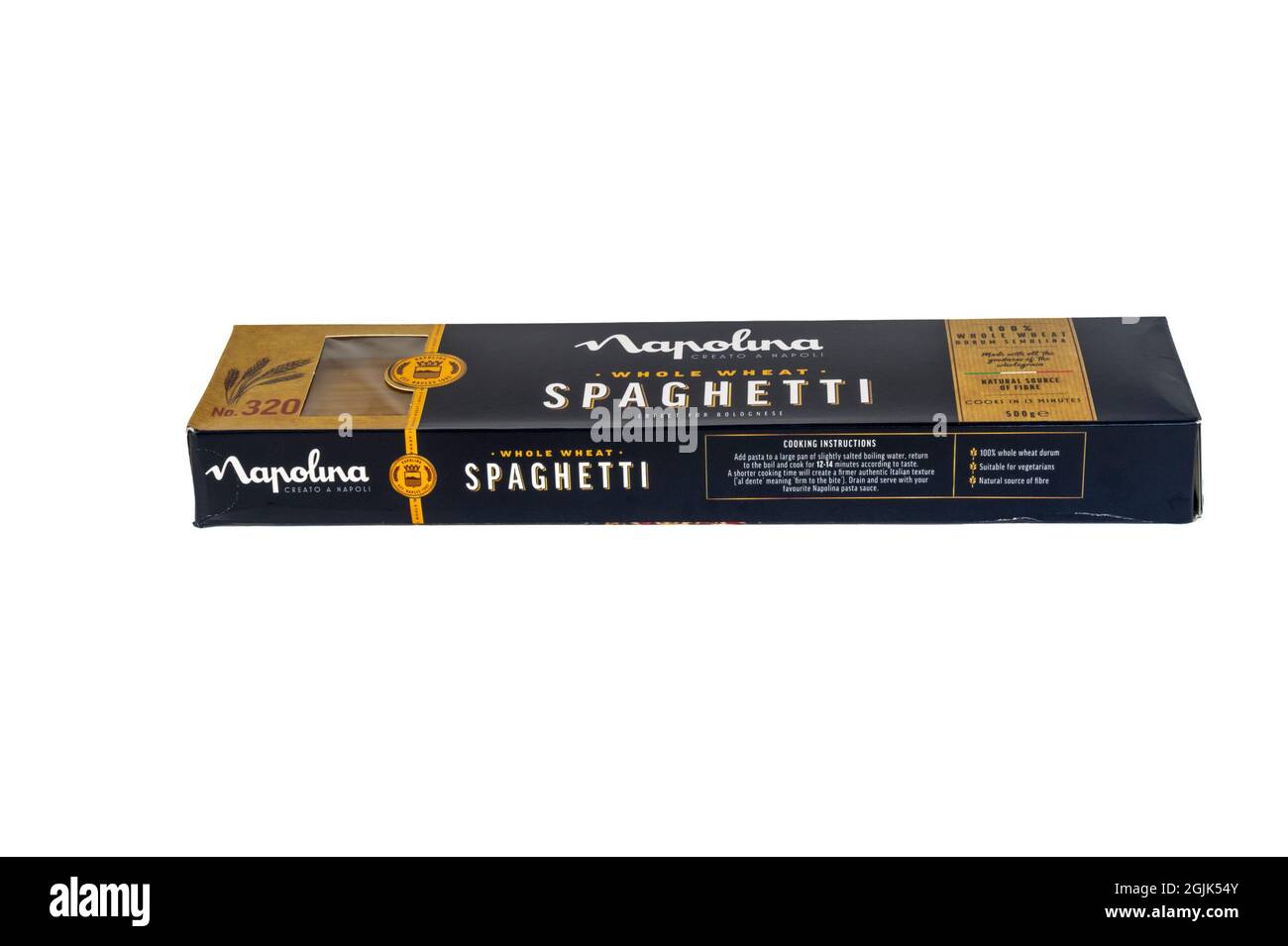 Un paquete de espaguetis de trigo duro entero. Foto de stock