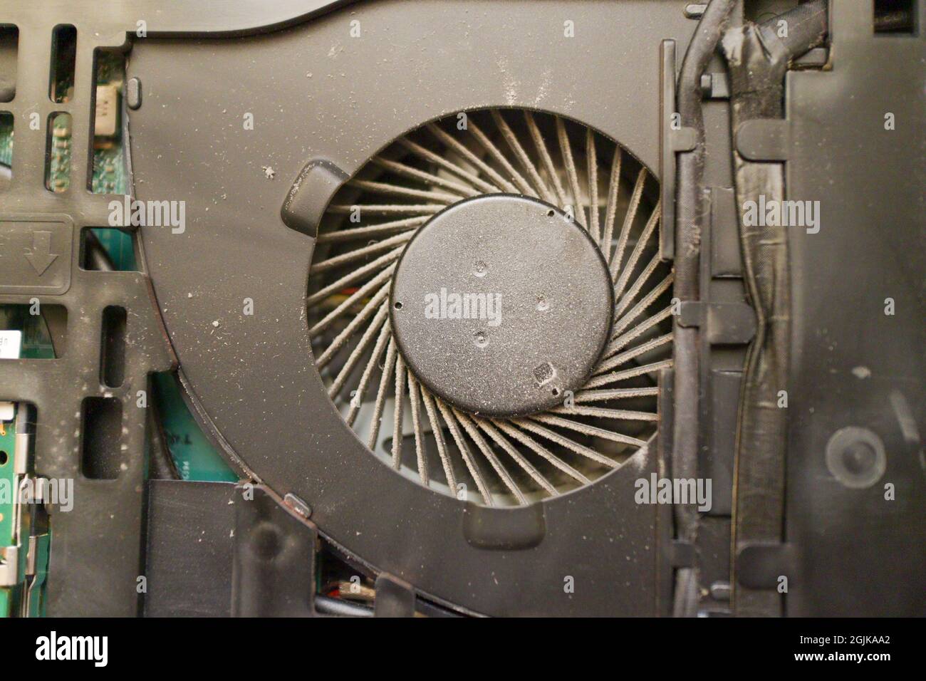 El ventilador del ordenador portátil estaba sucio y abarrotado de componentes  internos de la electrónica del ordenador Fotografía de stock - Alamy