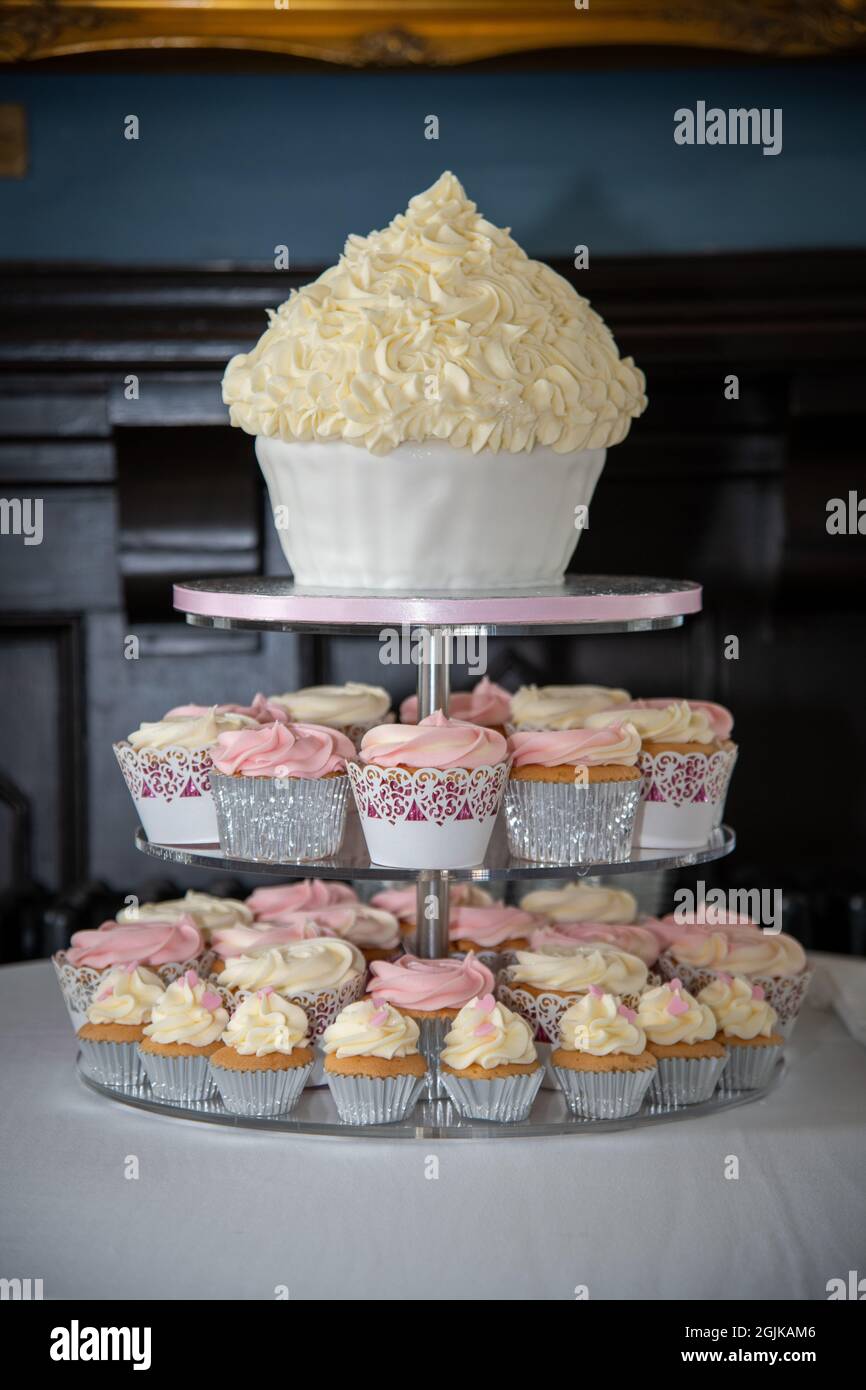 Cupcakes en un stand en forma de una torta grande para una recepción de  boda Fotografía de stock - Alamy