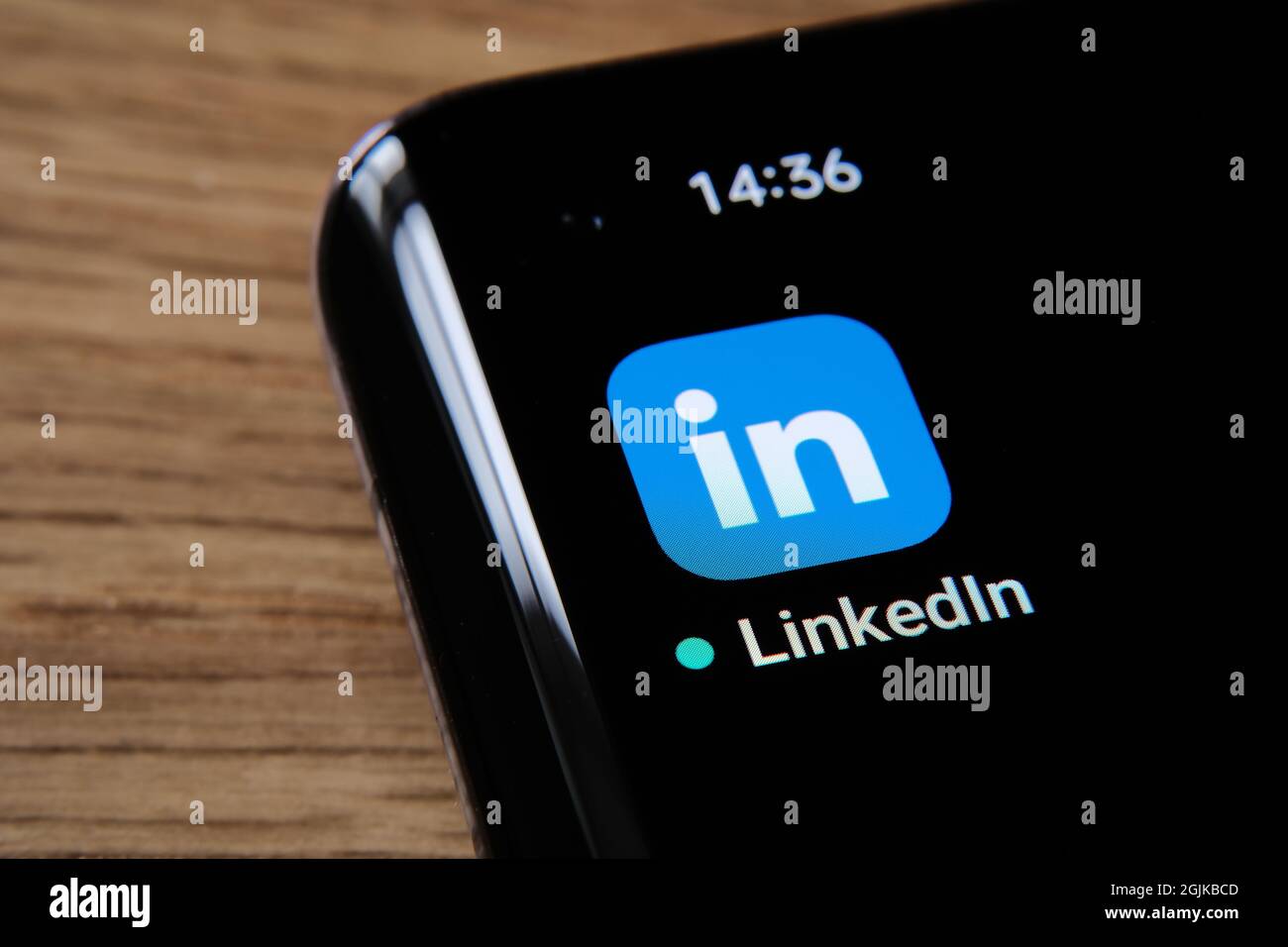 Icono de LinkedIn visto en la pantalla del smartphone Foto de stock
