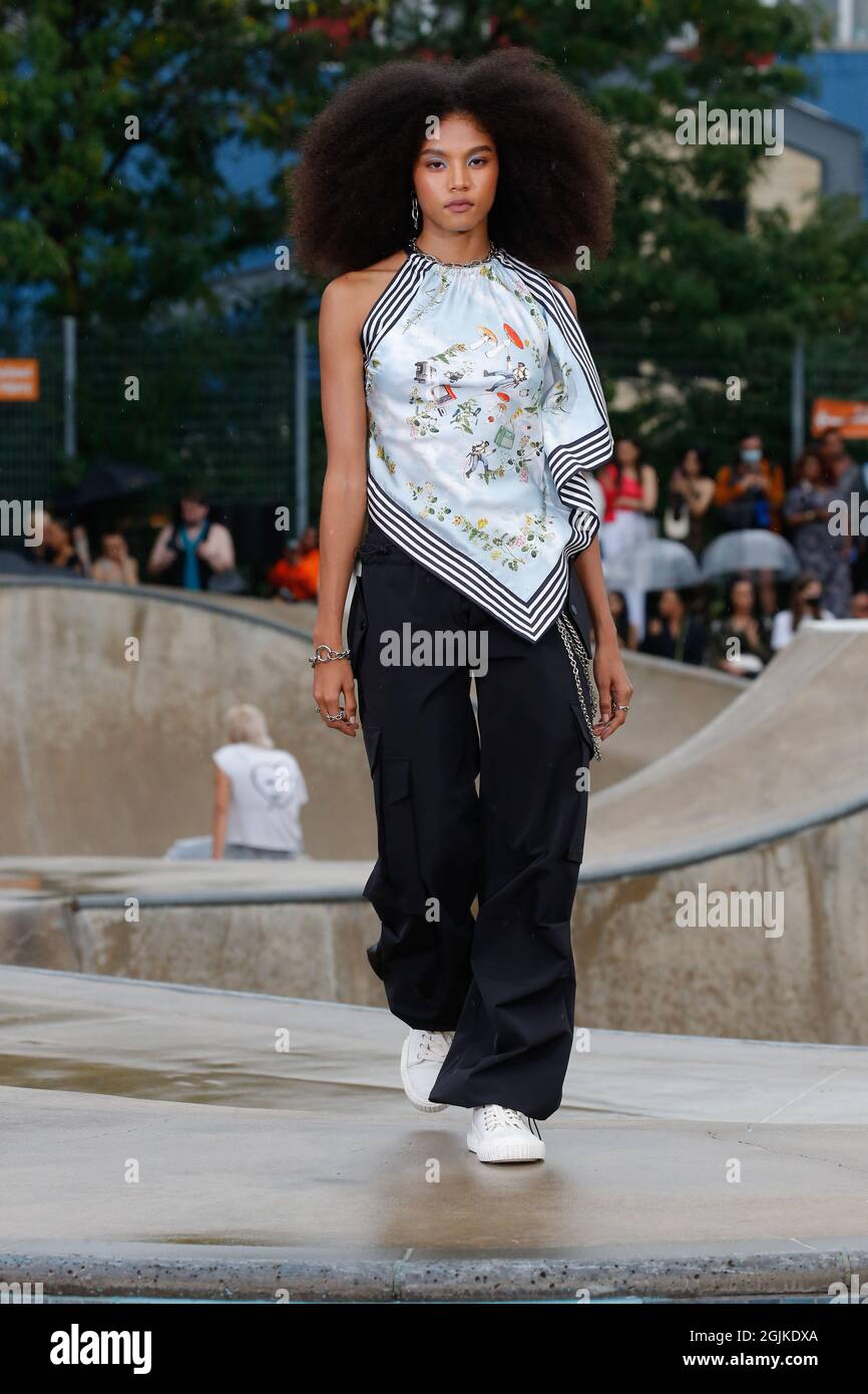Nueva York, Estados Unidos. 09th de Sep de 2021. Paseos modelo en la pista  en el Monse Fashion Show durante la Semana de la Moda del Verano 2021 en  Nueva York, NY