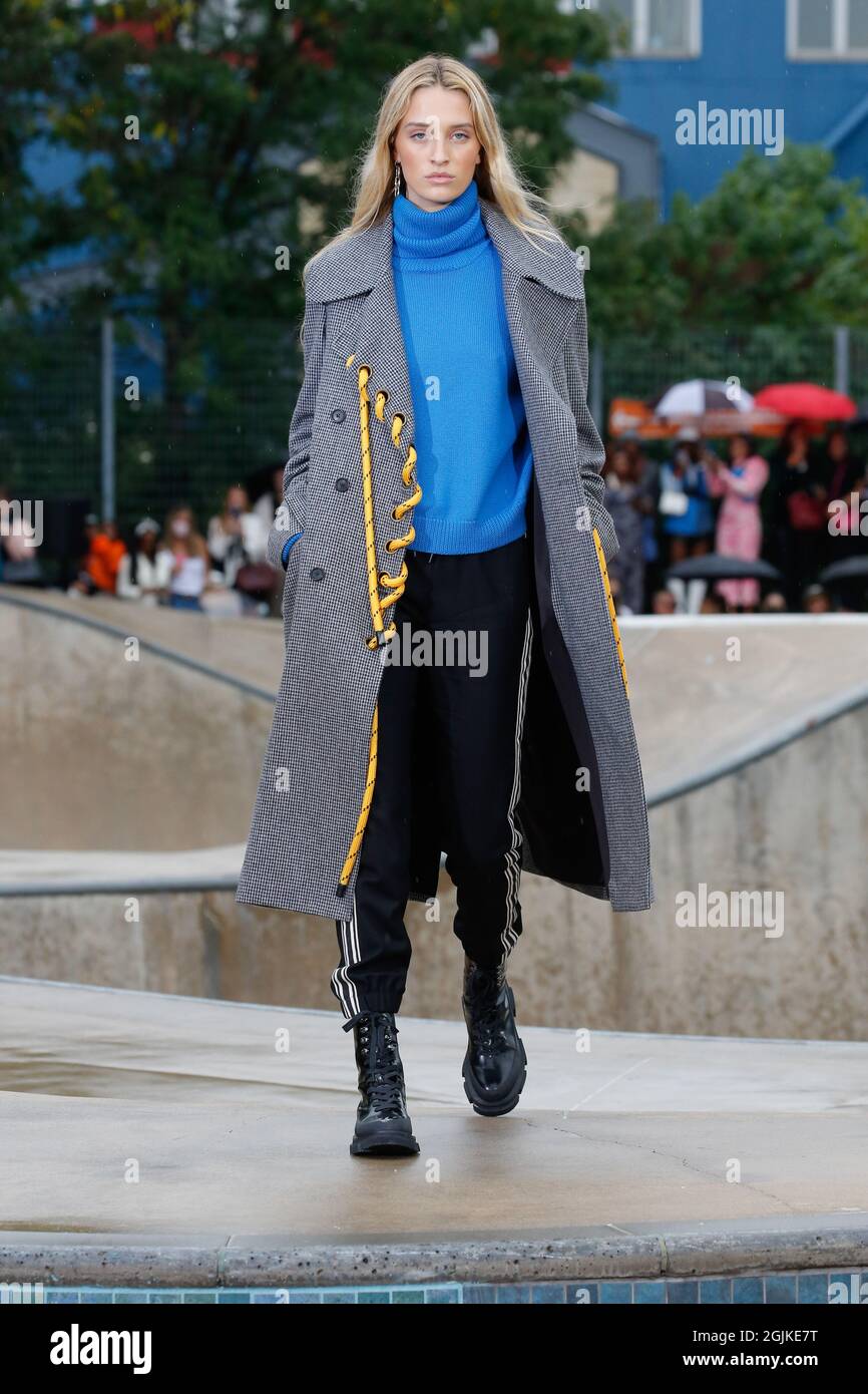 Nueva York, Estados Unidos. 09th de Sep de 2021. Paseos modelo en la pista  en el Monse Fashion Show durante la Semana de la Moda del Verano 2021 en  Nueva York, NY