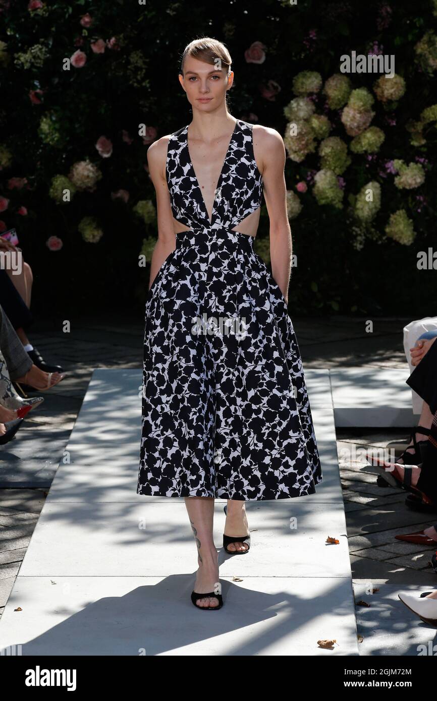 Modelo camina por la pista en el show de moda Michael Kors durante la  Primavera/Verano 2022 Colecciones Fashion Show en la Semana de la Moda de  Nueva York en Nueva York, NY