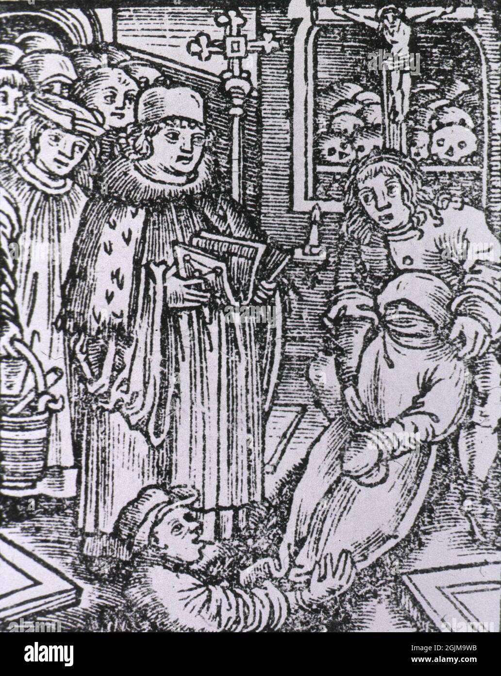 Funeral por víctima de peste por Renward Cysat, 1545-1614. Una figura religiosa está leyendo de un texto como una víctima de la peste se baja en una tumba Foto de stock