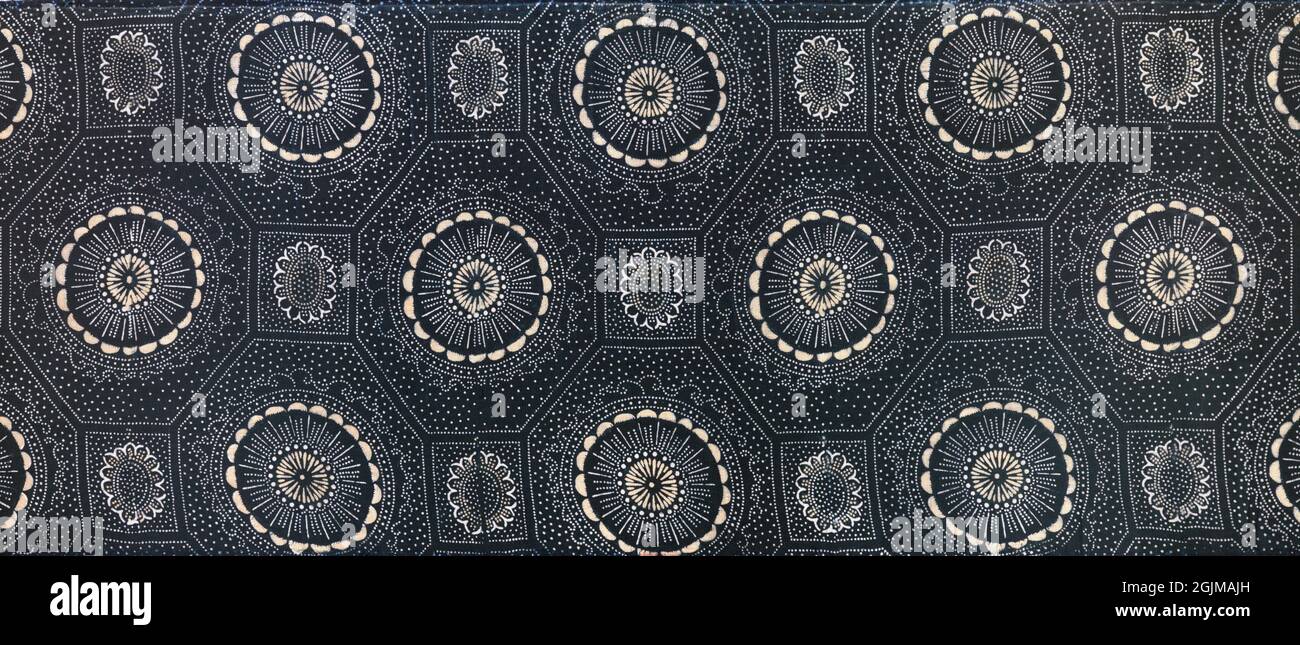 Textil japonés indigo teñido con un esign de círculos, polígonos y puntos en blanco sobre fondo azul. Finales del siglo 19th. Medio: Algodón Técnica: Resistir-impreso usando una plantilla (katazome) sobre tejido liso. Japón Foto de stock